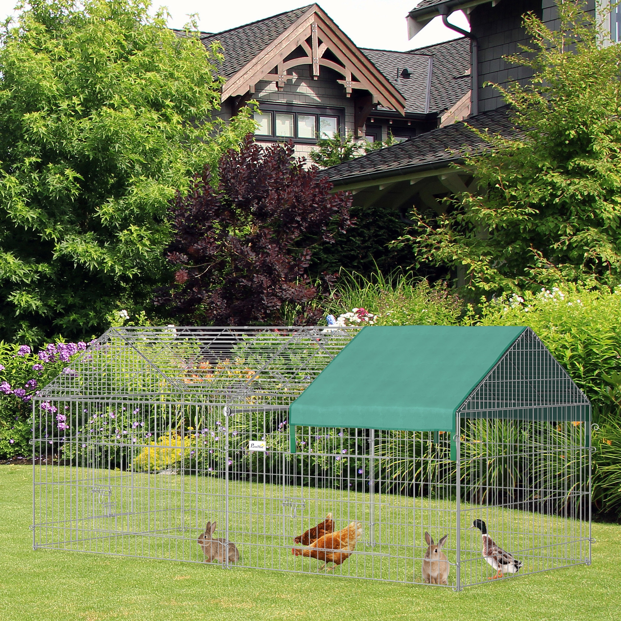 Un gran recinto para mascotas al aire libre con conejos, gallinas y un pato sobre hierba.