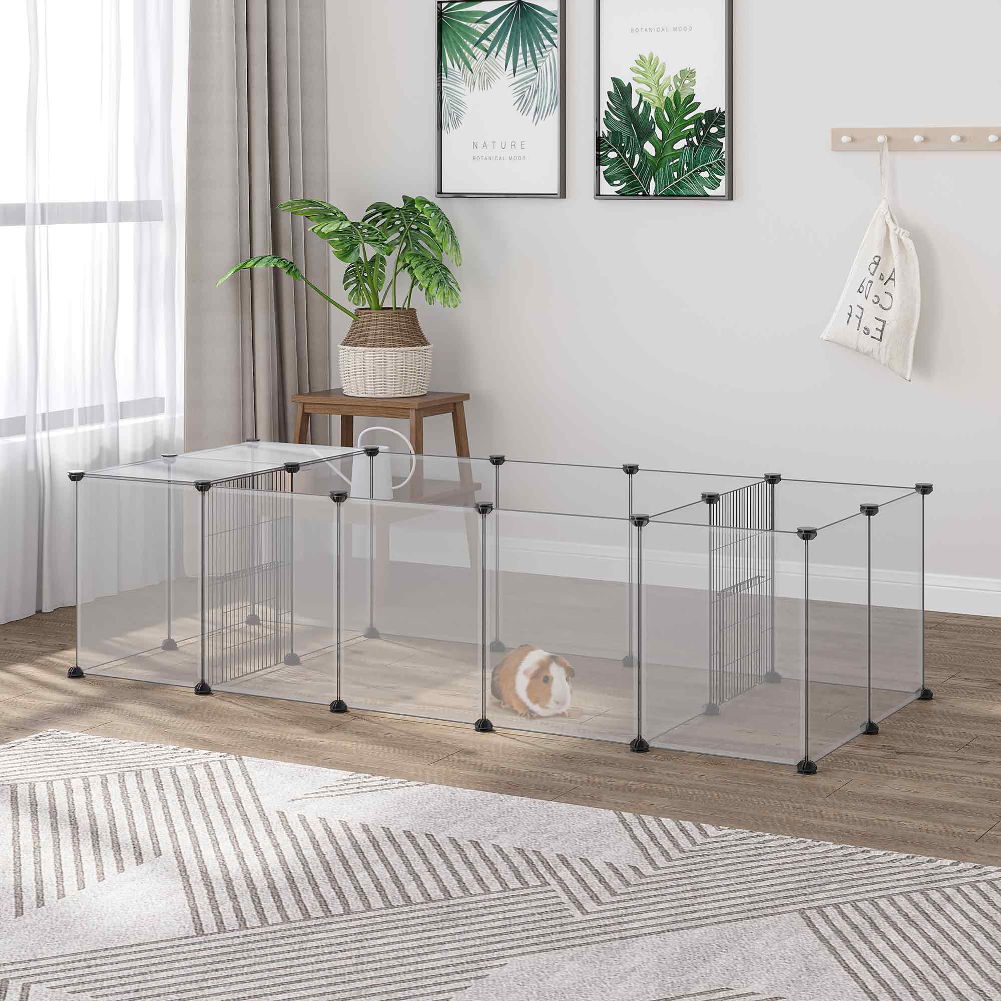 Un corral transparente para mascotas con un conejillo de indias dentro. El corral es transparente y tiene puerta.