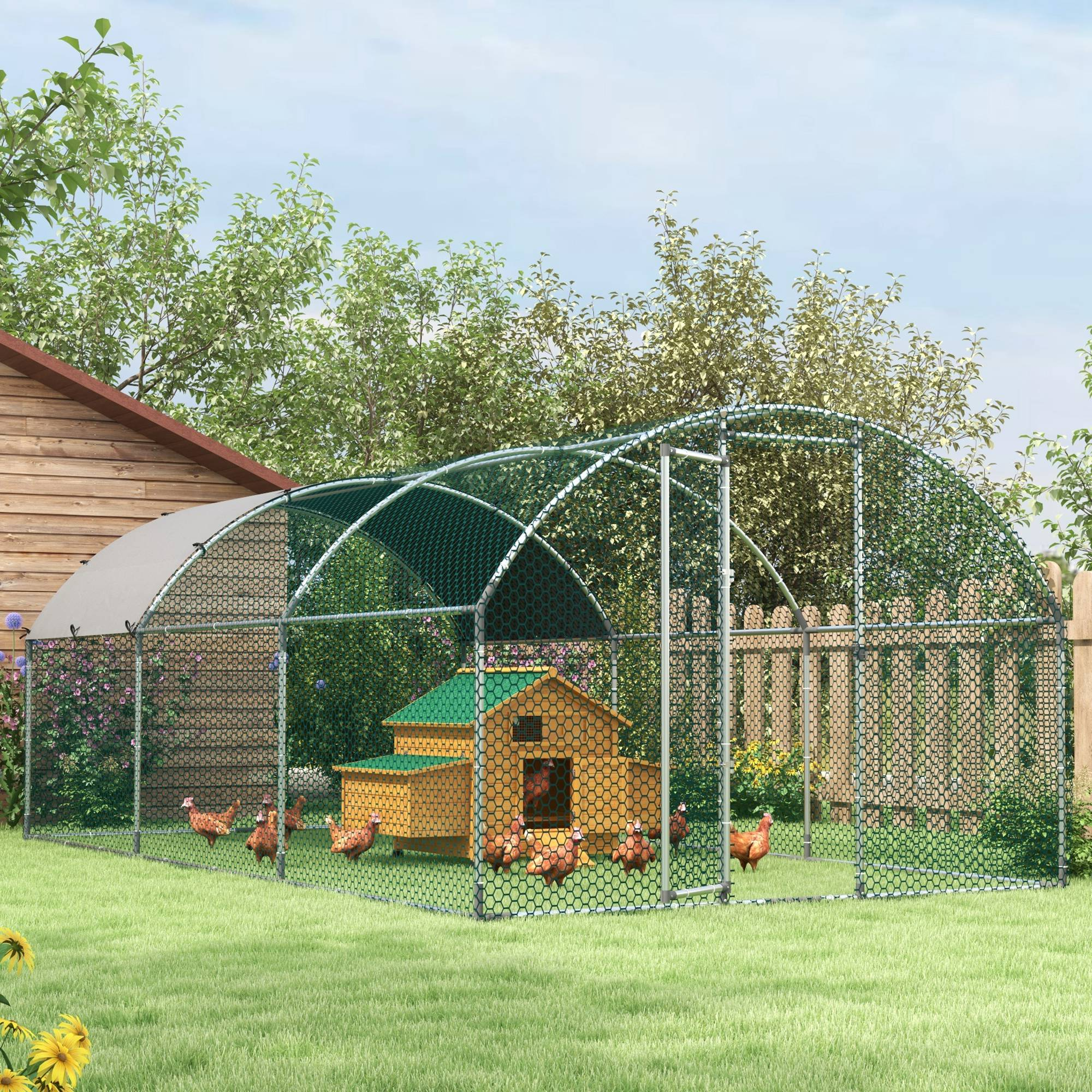 Gallinero con gallinas. Casa con techo verde dentro de un recinto de alambre en un jardín.