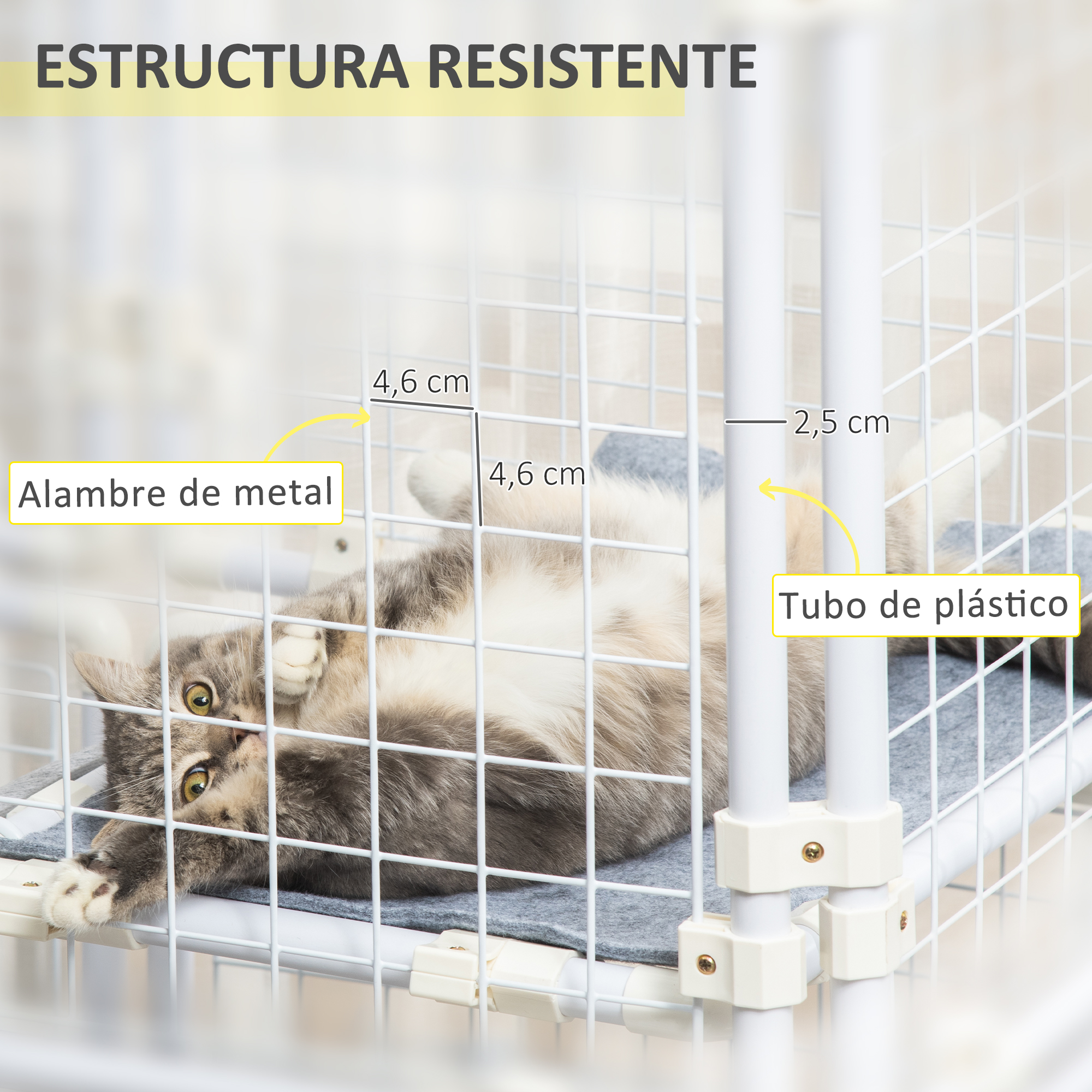Un gato descansando en un cercado para mascotas de alambre con alambre de metal y tubos de plástico.