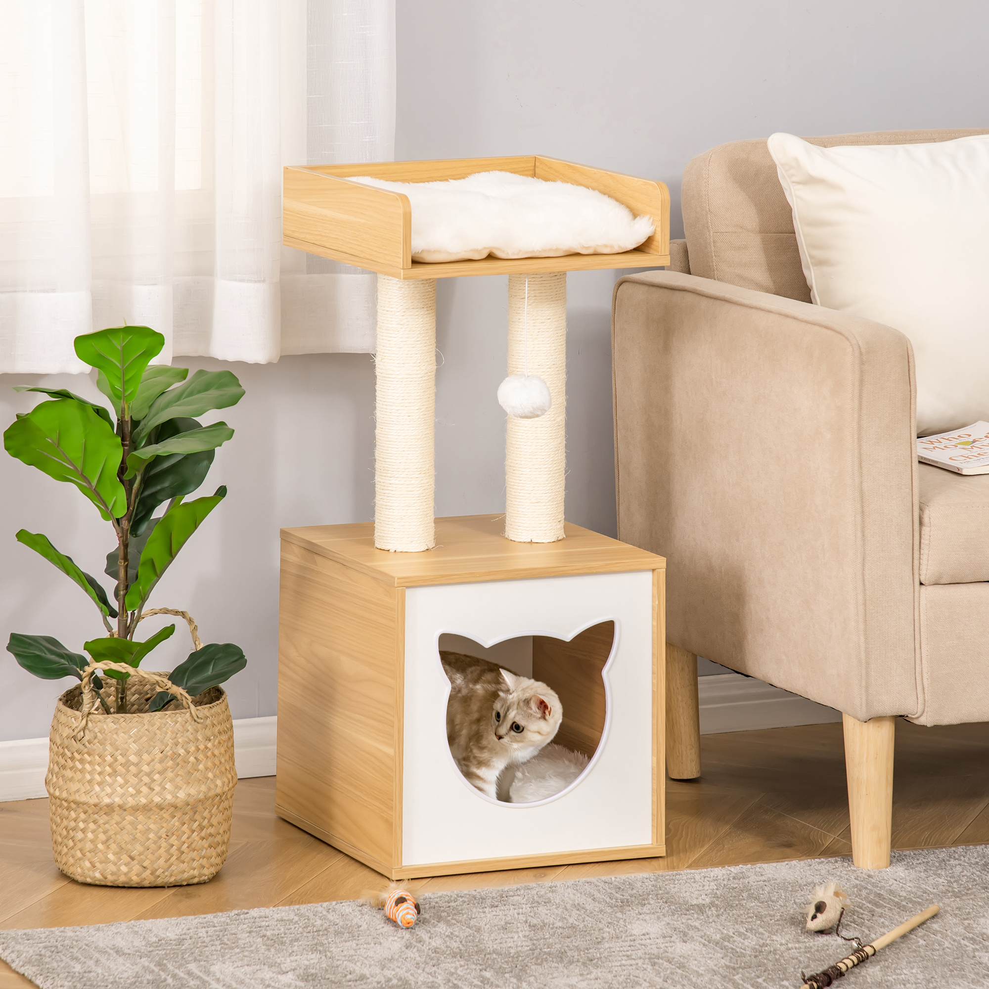 Árbol para gatos con cueva, percha y postes rascadores. Un gato está dentro de la cueva.
