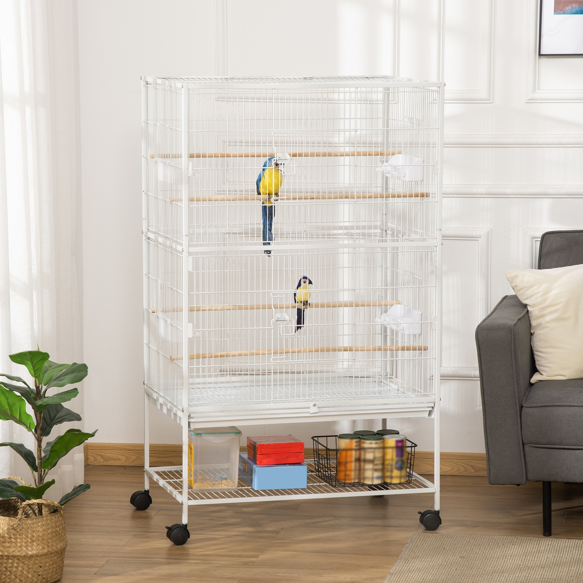 Una jaula blanca para pájaros con dos pájaros coloridos dentro, sobre un soporte con almacenamiento.