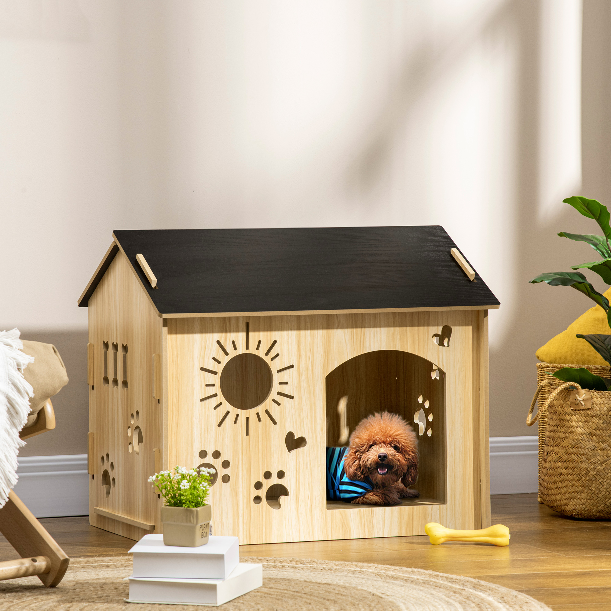 Casa para perros con perro dentro. Casa marrón con techo negro. Un perro está dentro.