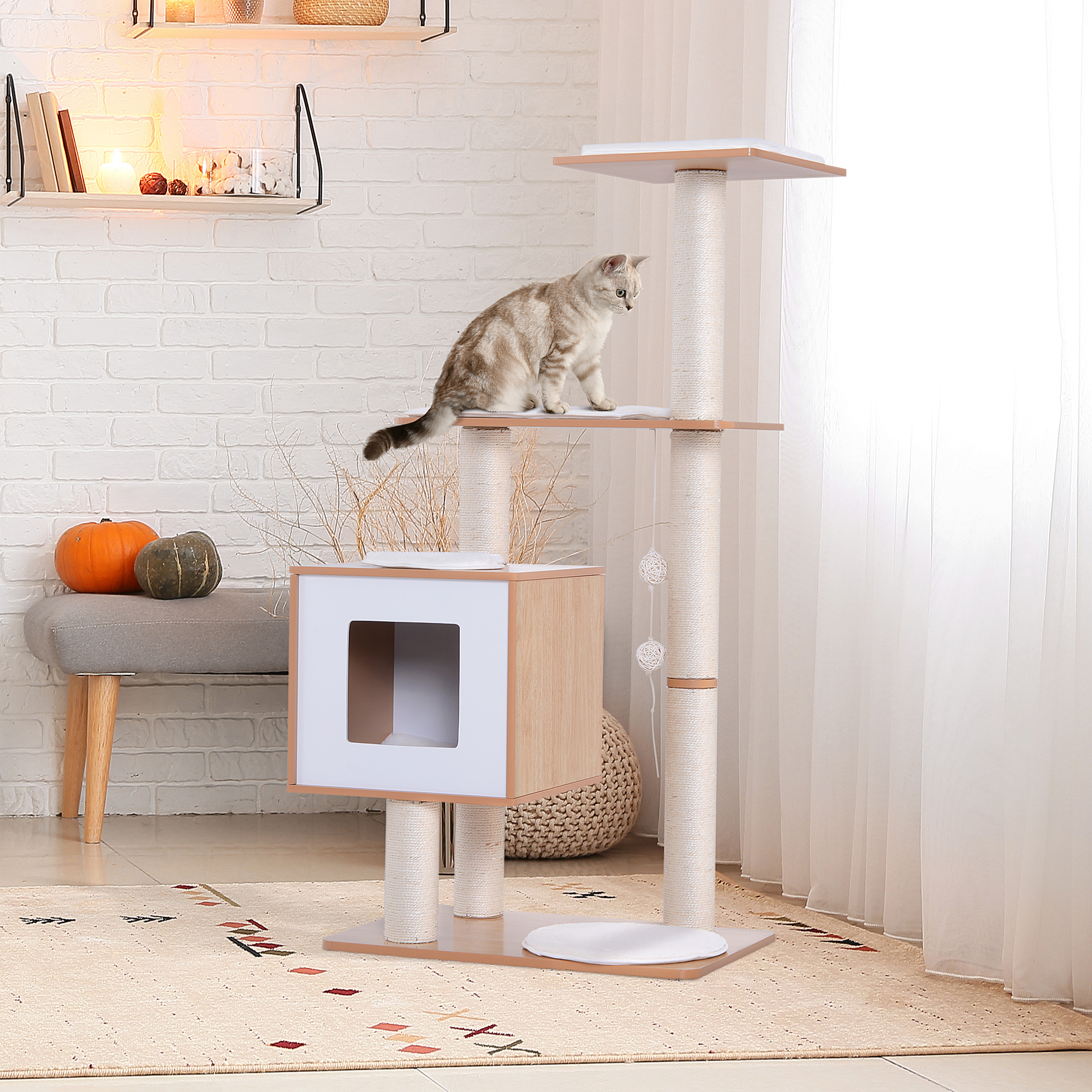Un gato en un árbol para gatos de varios niveles con un cubo blanco y de madera, postes rascadores y una alfombra blanca.