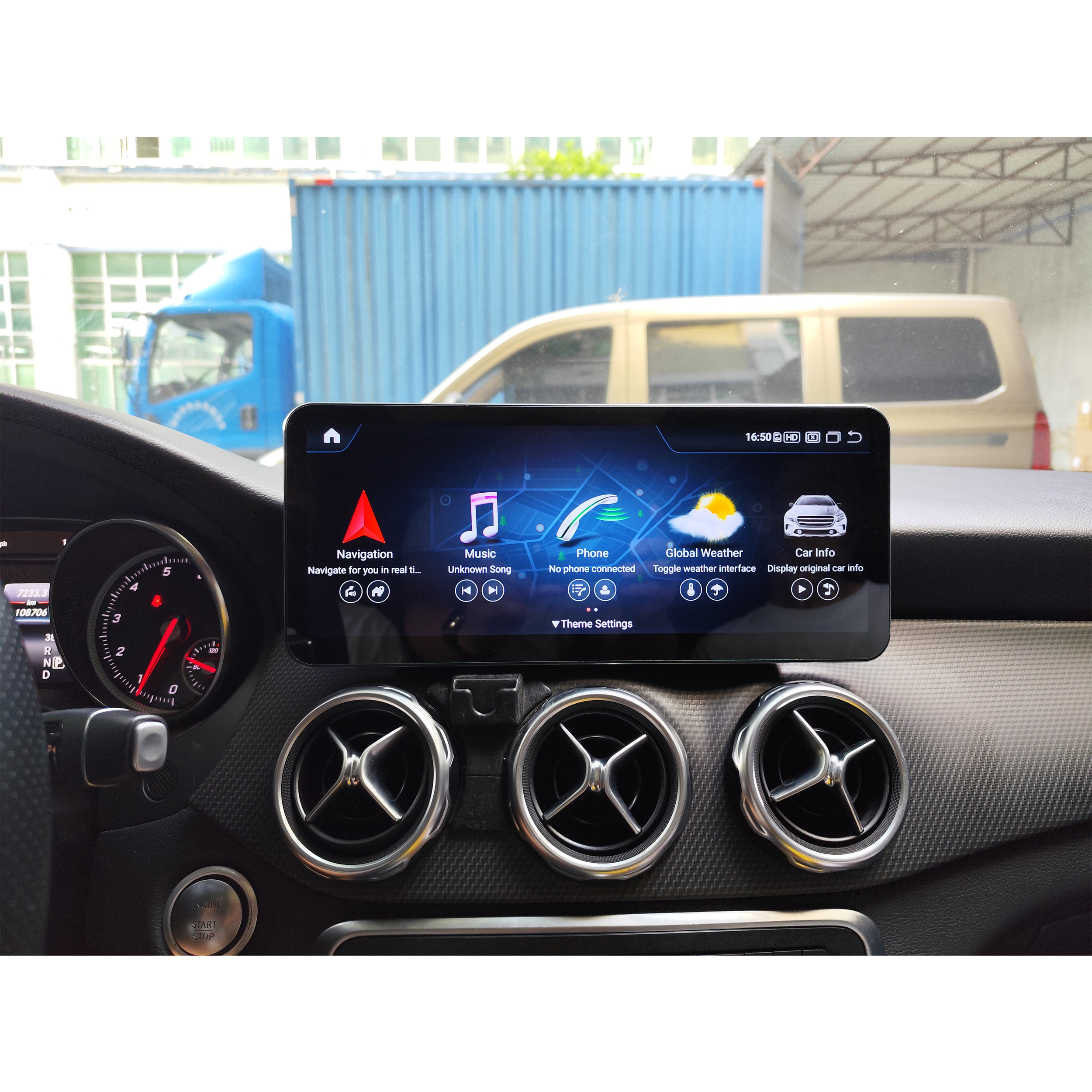 Armaturenbrett eines Autos mit zentralem Display, das Navigation, Musik, Telefon, Wetter und Info anzeigt.