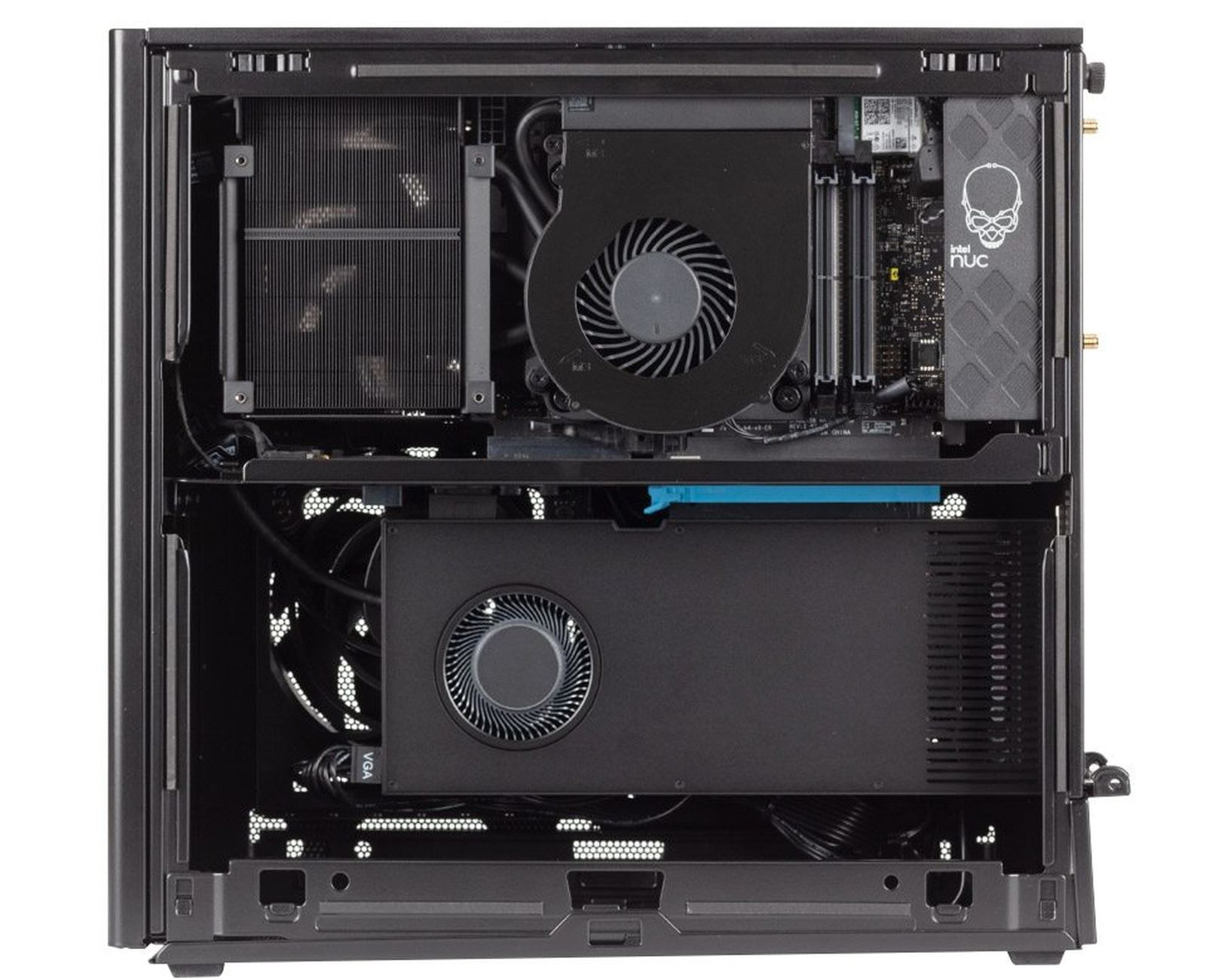 Un case per computer con componenti interni, tra cui una ventola e una scheda grafica.