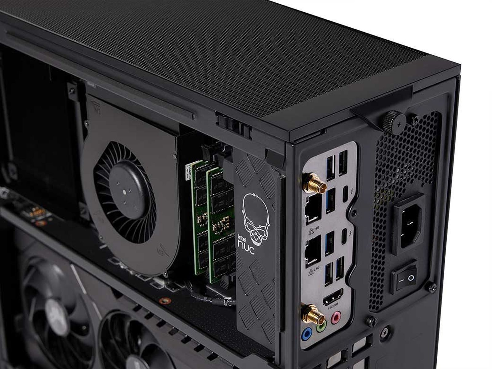 Un primo piano dei componenti interni di un computer, tra cui ventole, RAM e porte.