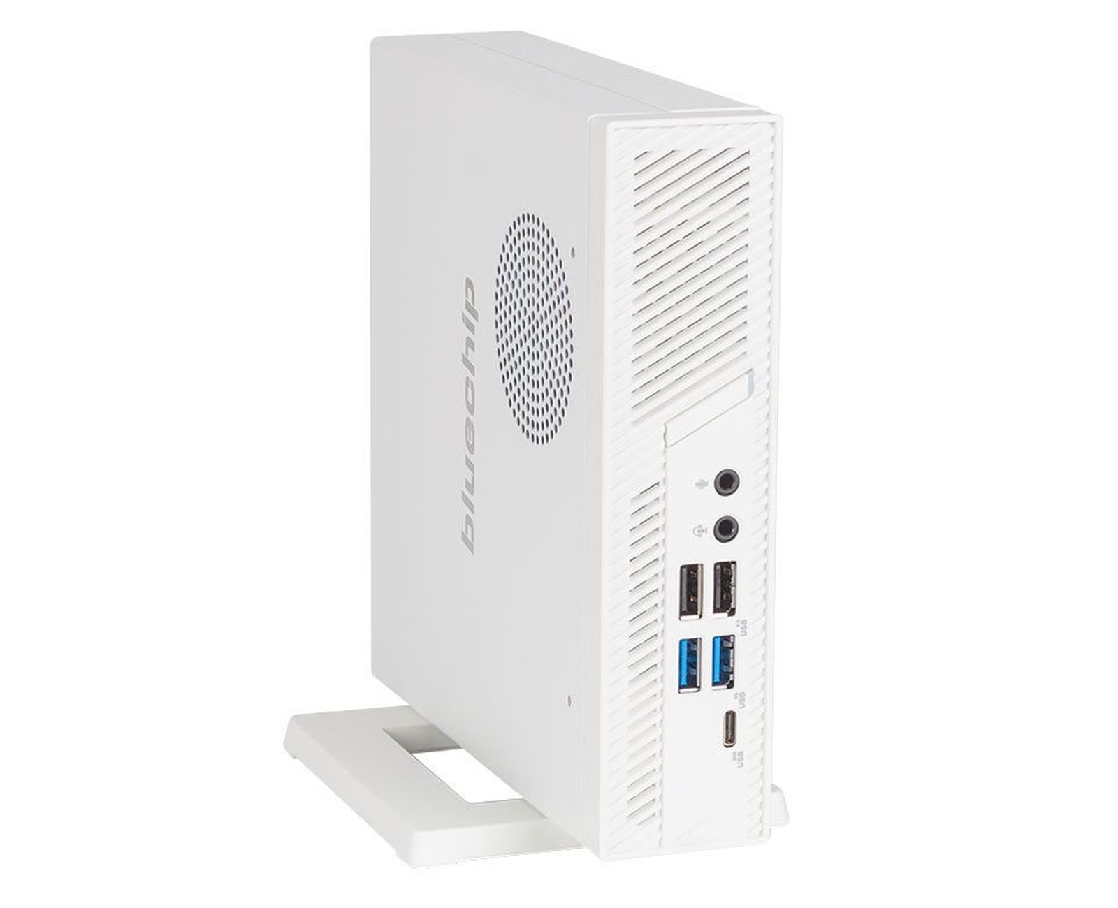 Biały komputer stacjonarny ze stojakiem. Logo bluechip i porty. Okrągły otwór wentylacyjny z boku.