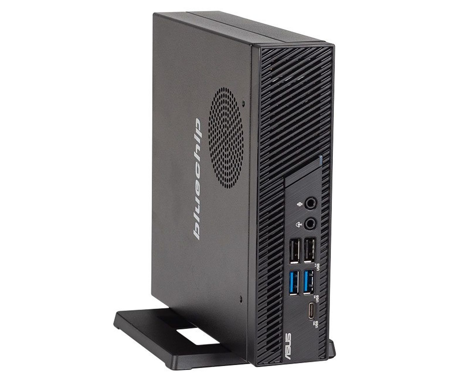 Mini PC Bluechip nero su supporto, vista angolata, con porte e pulsante di accensione.