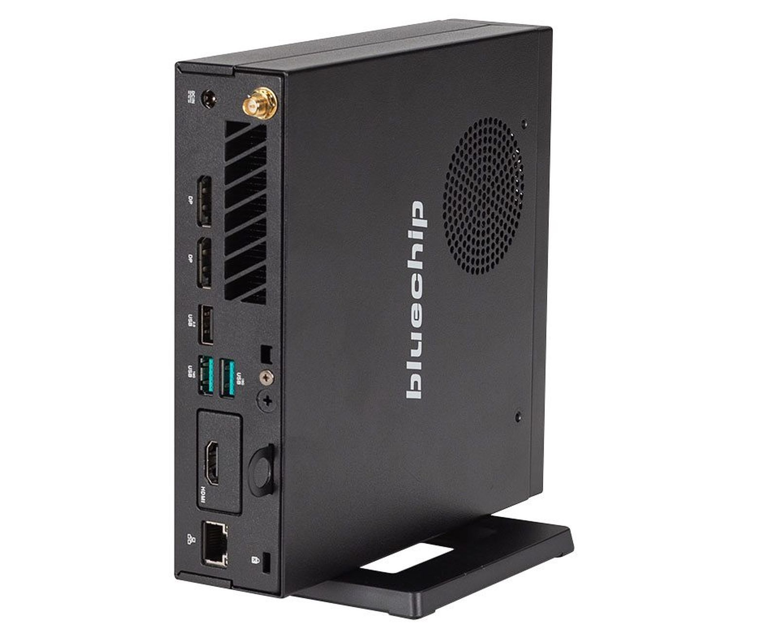 Mini PC nero con porte, una ventola e il logo "bluechip". È in verticale su un supporto.