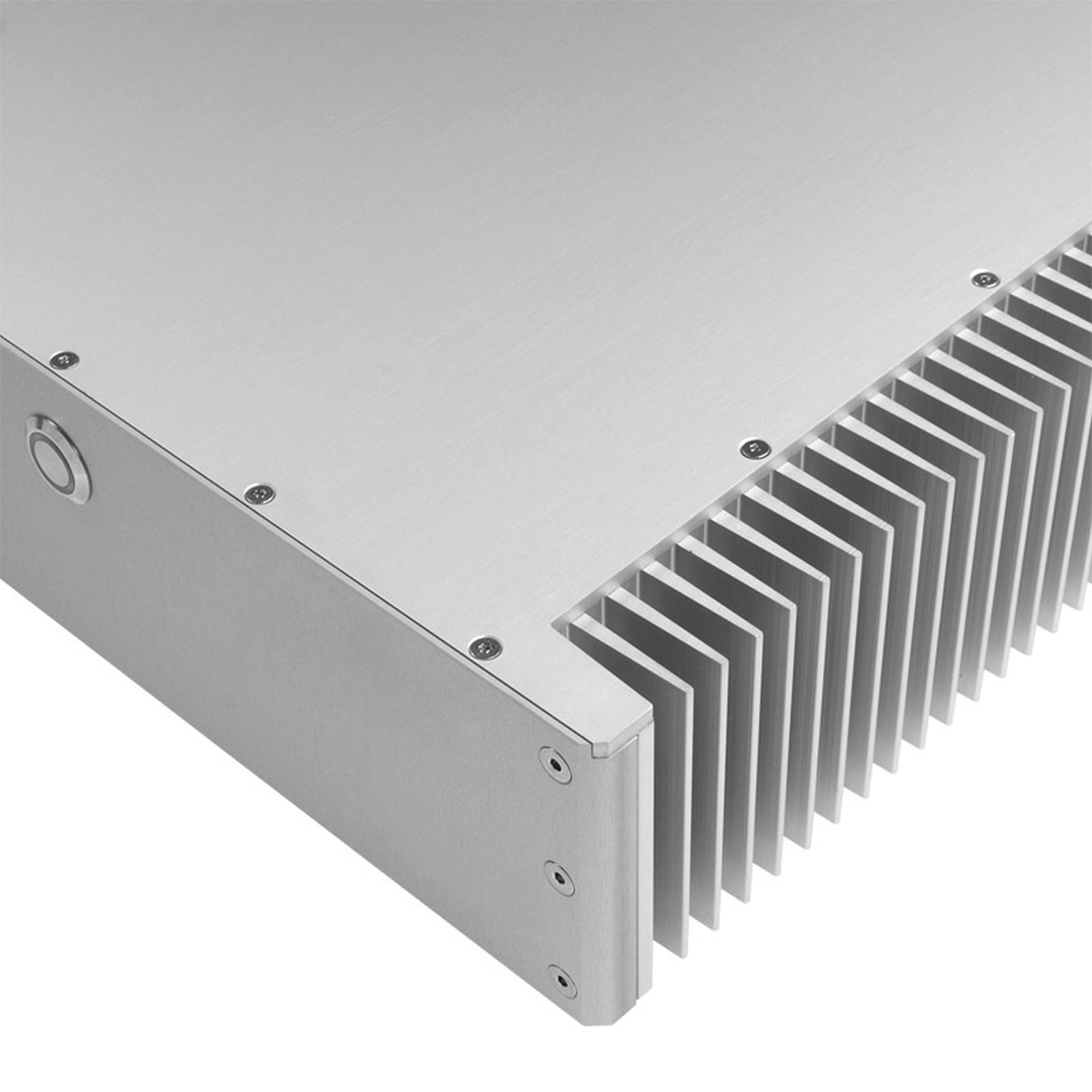 Srebrny element komputera z otworami wentylacyjnymi i śrubami. Metaliczne srebrne wykończenie. Zbliżenie.