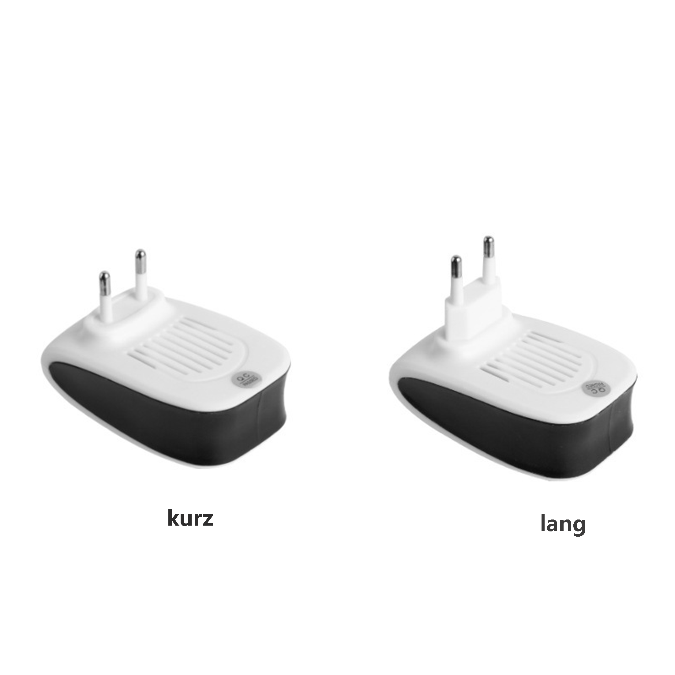 Zwei weiße und schwarze Steckdosenadapter. Kurz und Lang sind unten beschriftet.