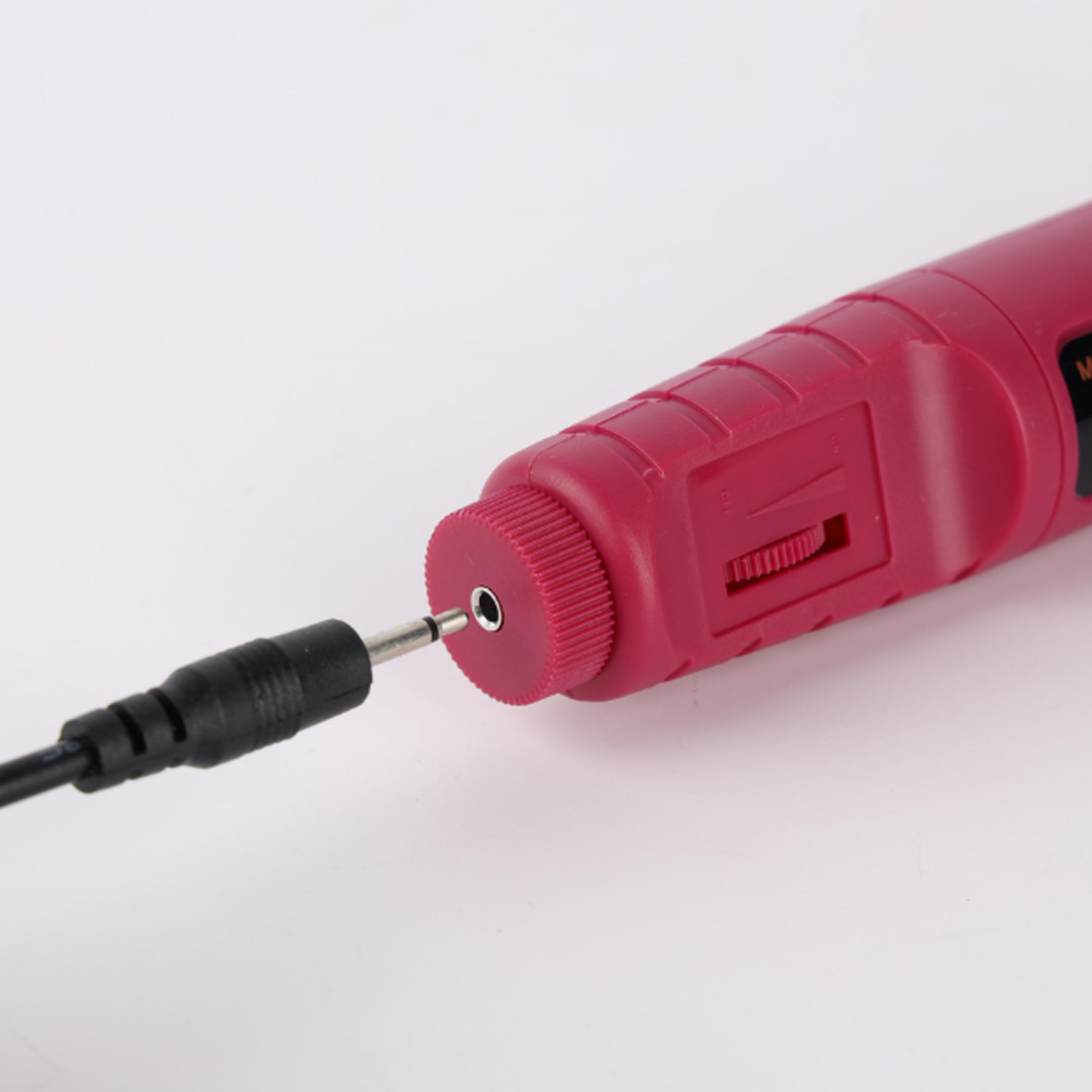 Nahaufnahme eines roten und pinkfarbenen Rotationswerkzeugs mit schwarzem Netzkabel.