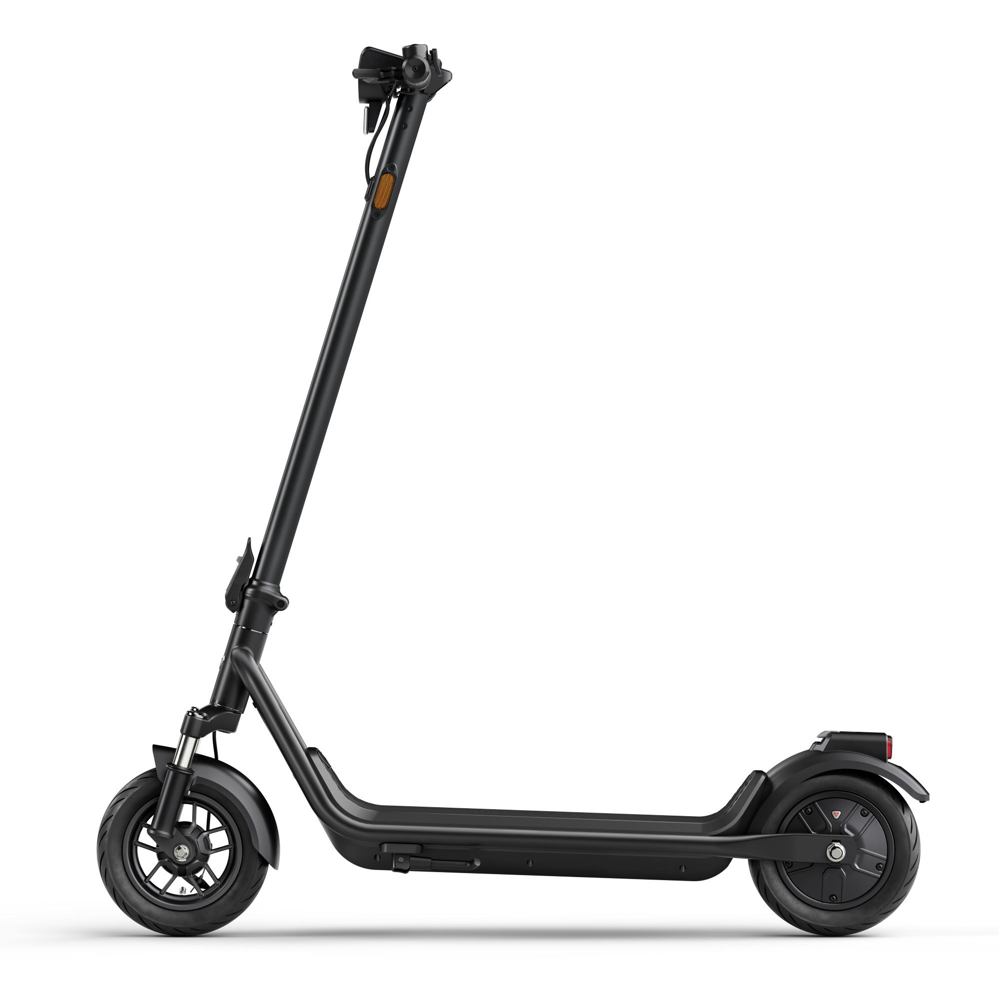Scooter eléctrico negro sobre fondo blanco. Tiene un tallo largo y una rueda delantera circular.