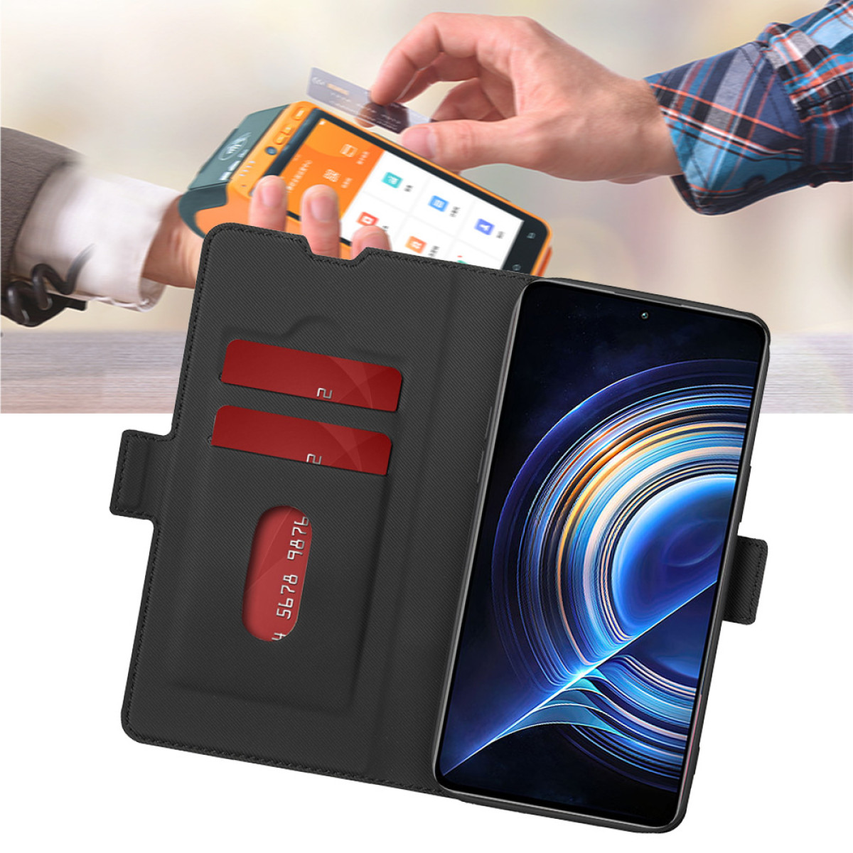 Telefono in custodia a portafoglio nera, carta su POS, carte nel portafoglio.