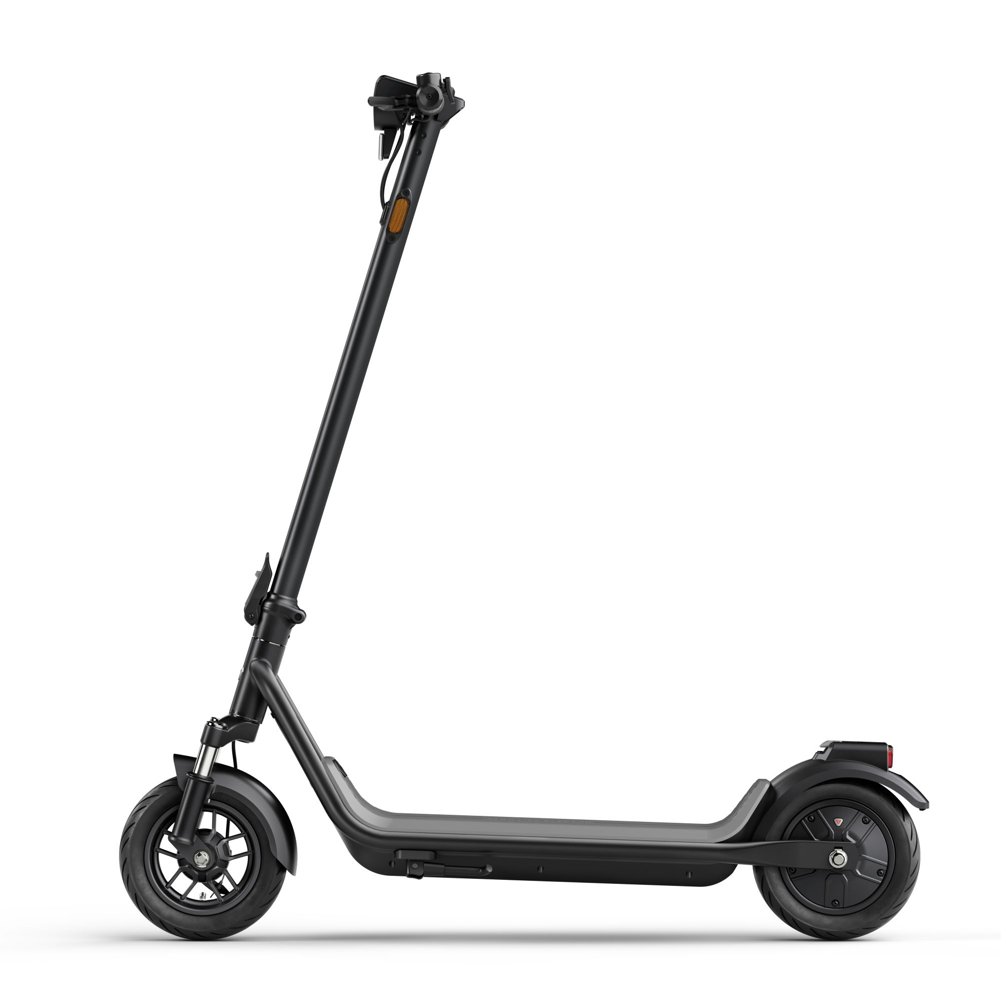 Scooter eléctrico negro sobre fondo blanco. El scooter tiene un manillar largo.