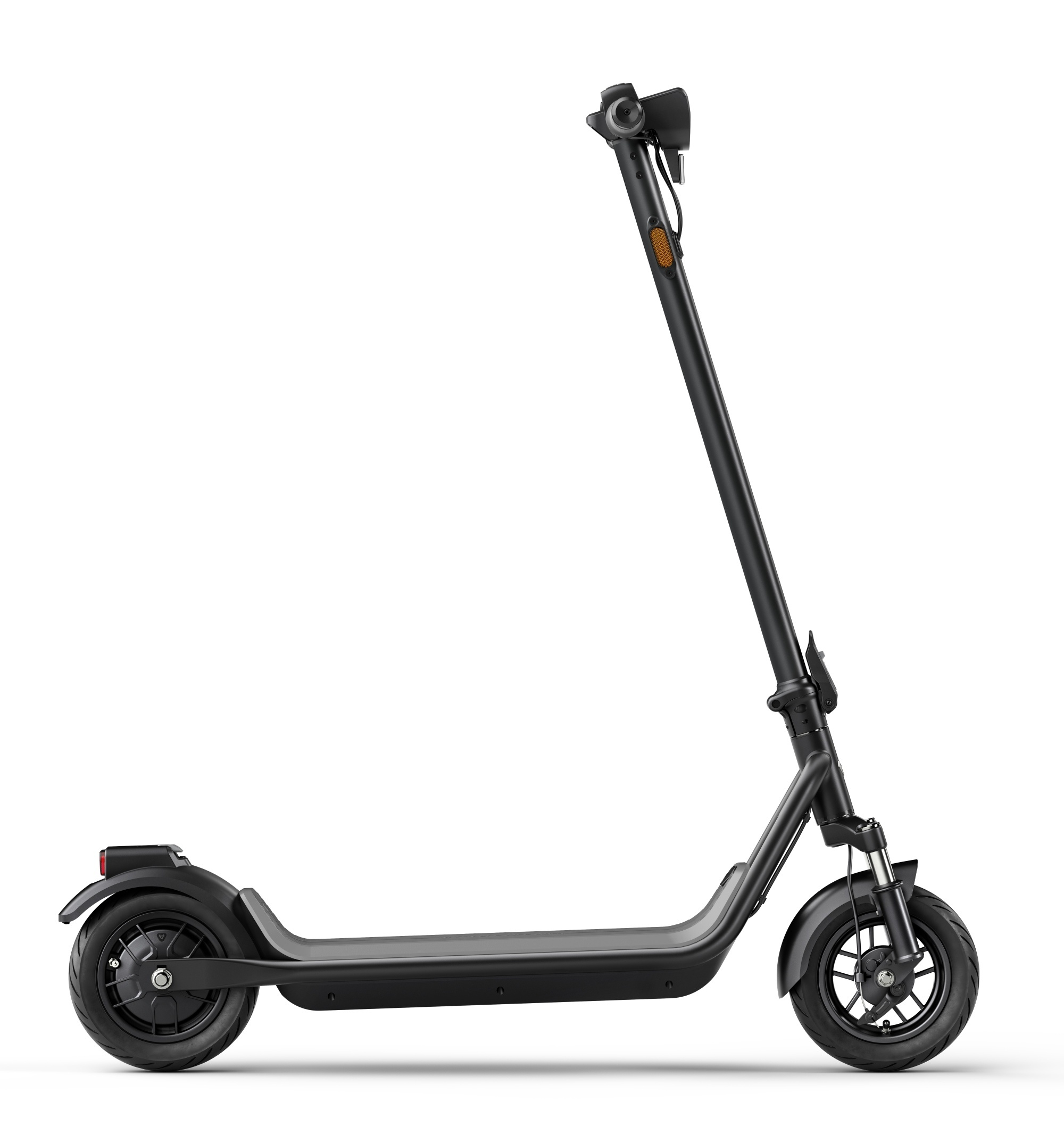Patinete eléctrico negro sobre fondo blanco. Tiene un marco negro, ruedas y un manillar largo.