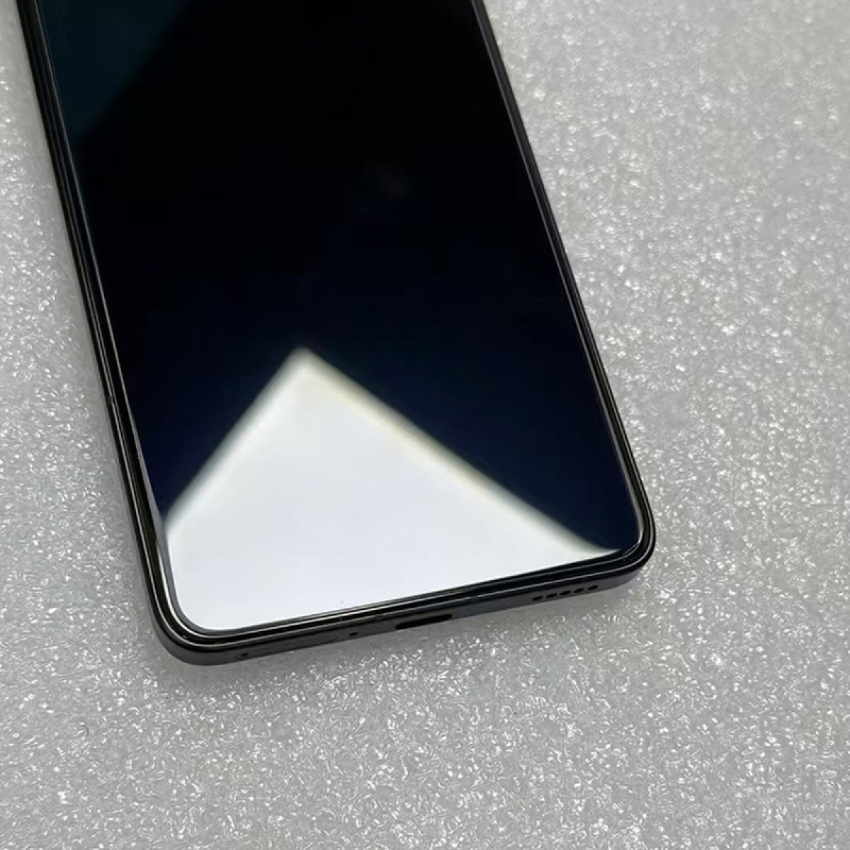 Una penna stilo nera con base blu. Ha segni dimensionali nell'immagine.