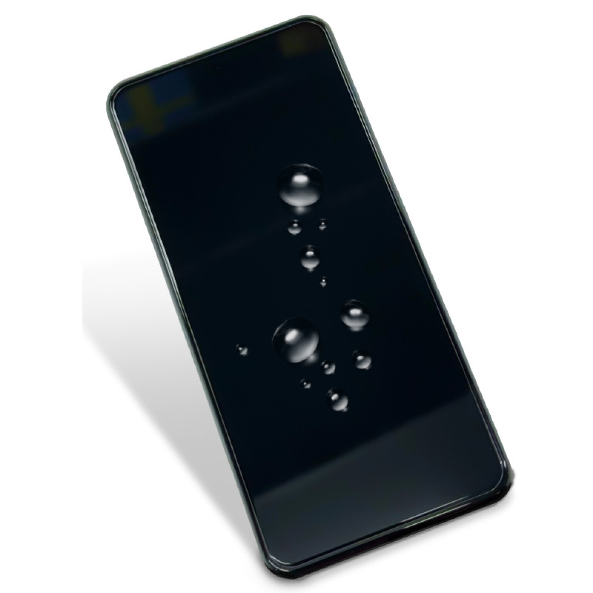 Schermo nero dello smartphone con gocce d'acqua su sfondo bianco.