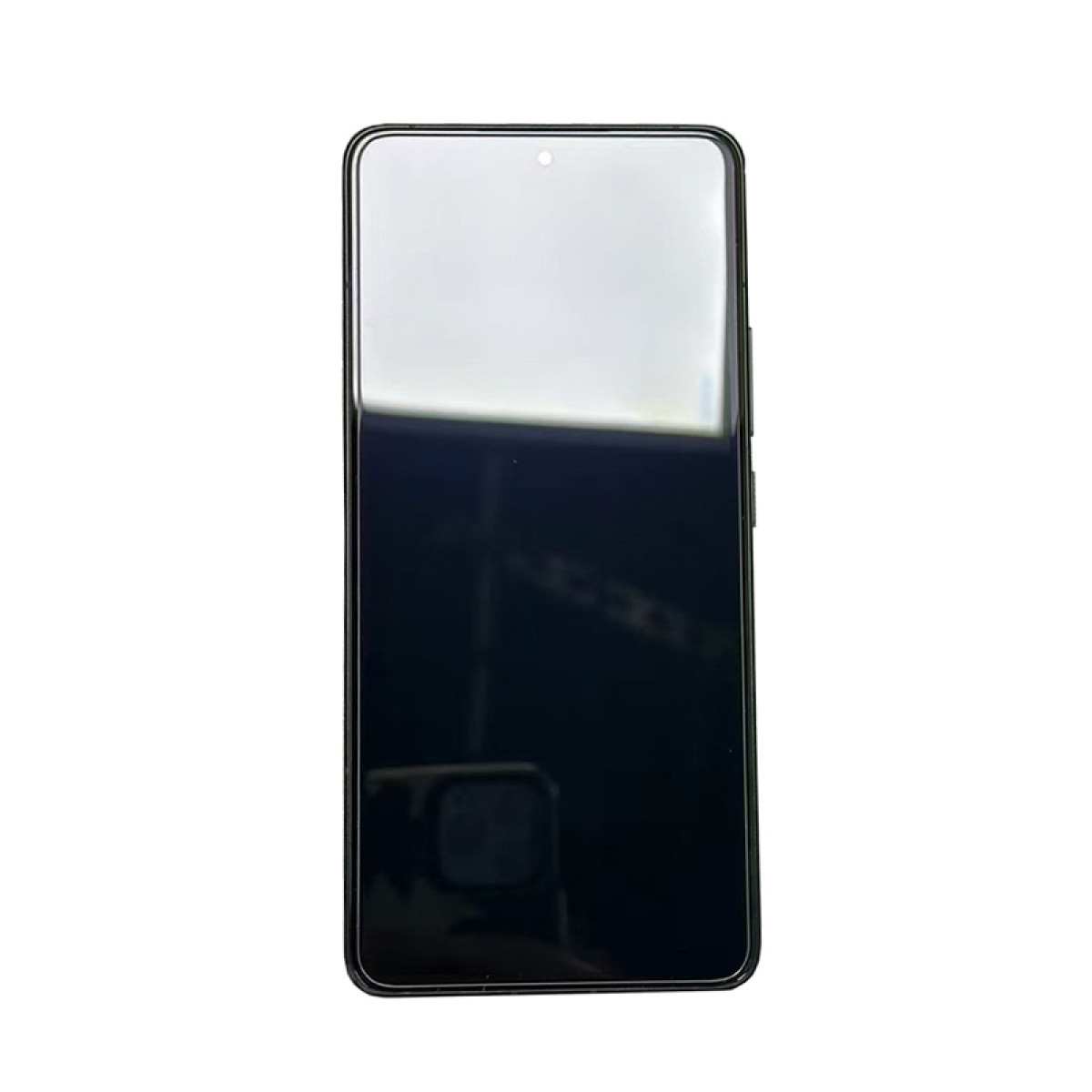 Uno smartphone nero con un grande schermo e un piccolo ritaglio per la fotocamera frontale nella parte superiore.