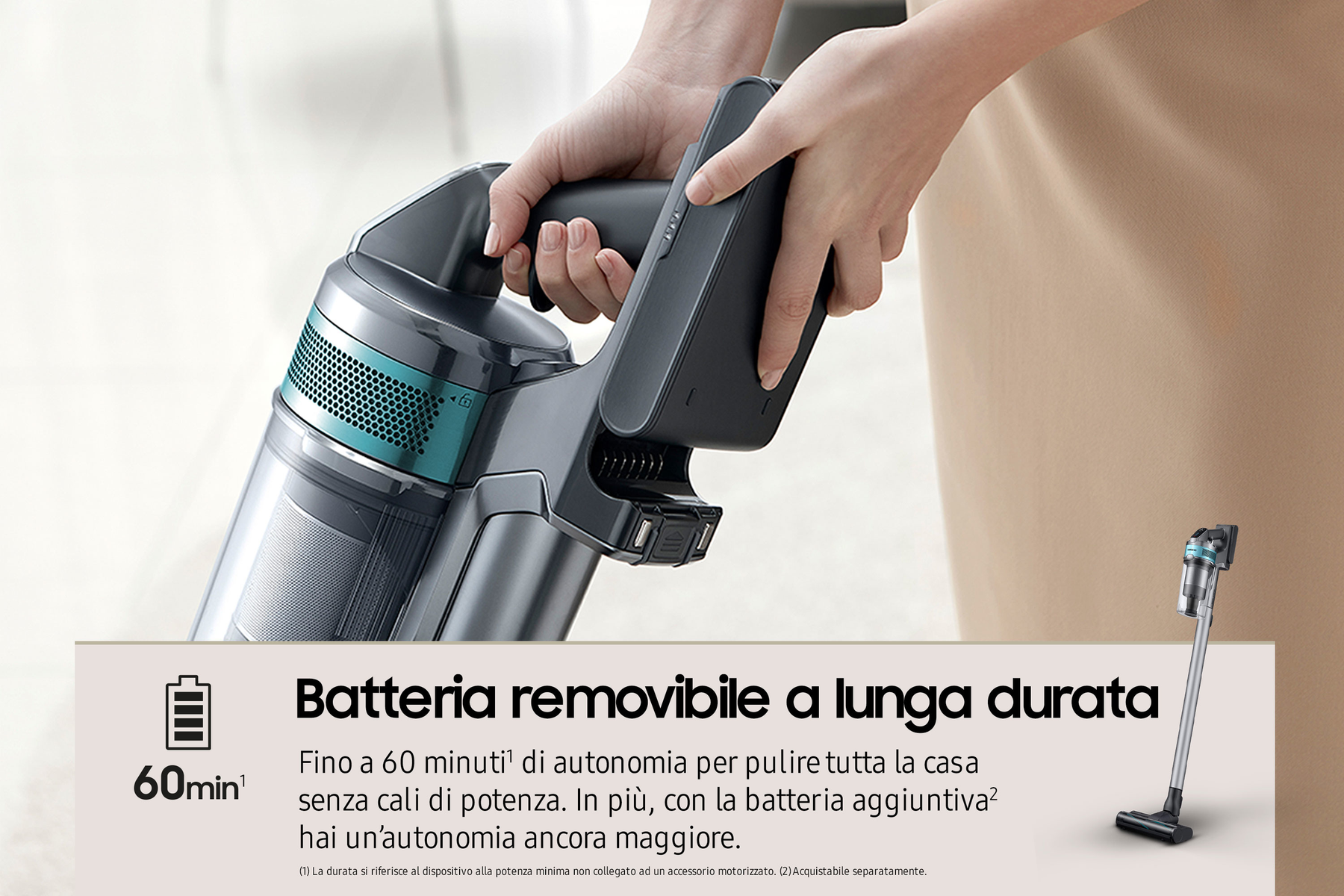 Donna che usa un aspirapolvere senza fili Samsung. Caratteristiche: batteria rimovibile a lunga durata.