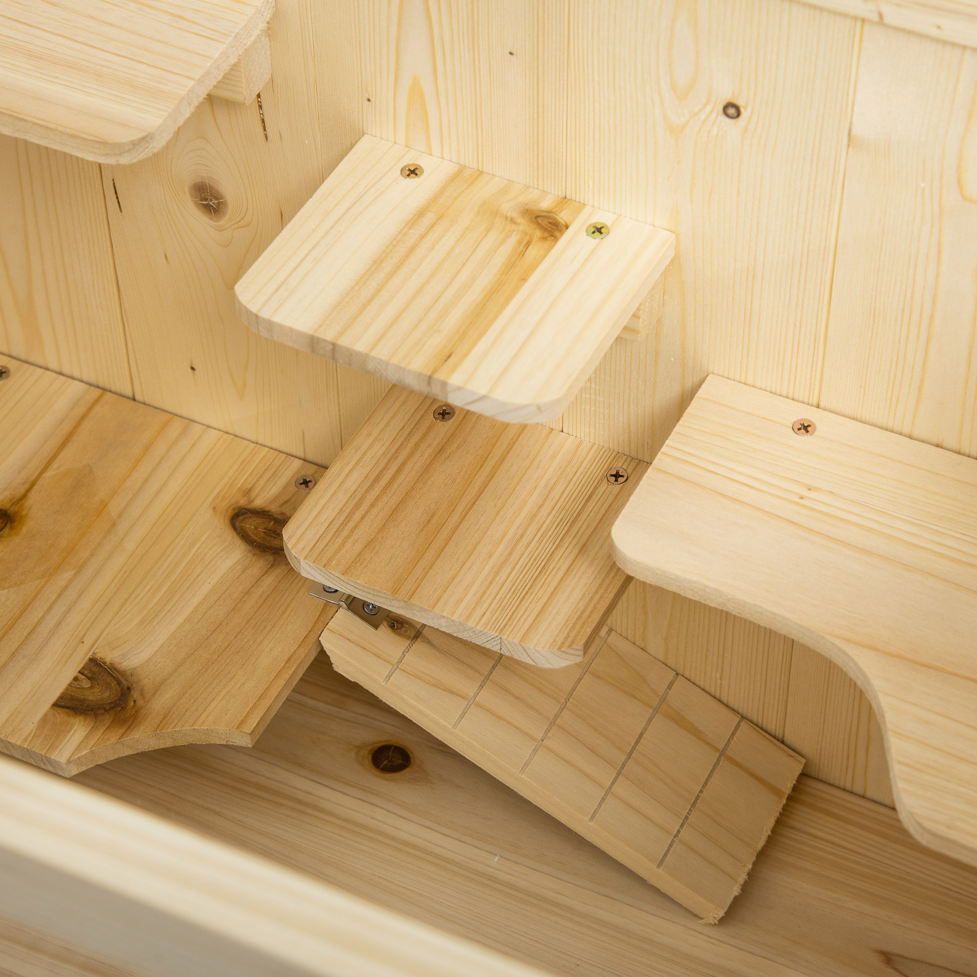 Estructura de madera con tablas de diferentes tamaños y formas, dispuestas en capas.