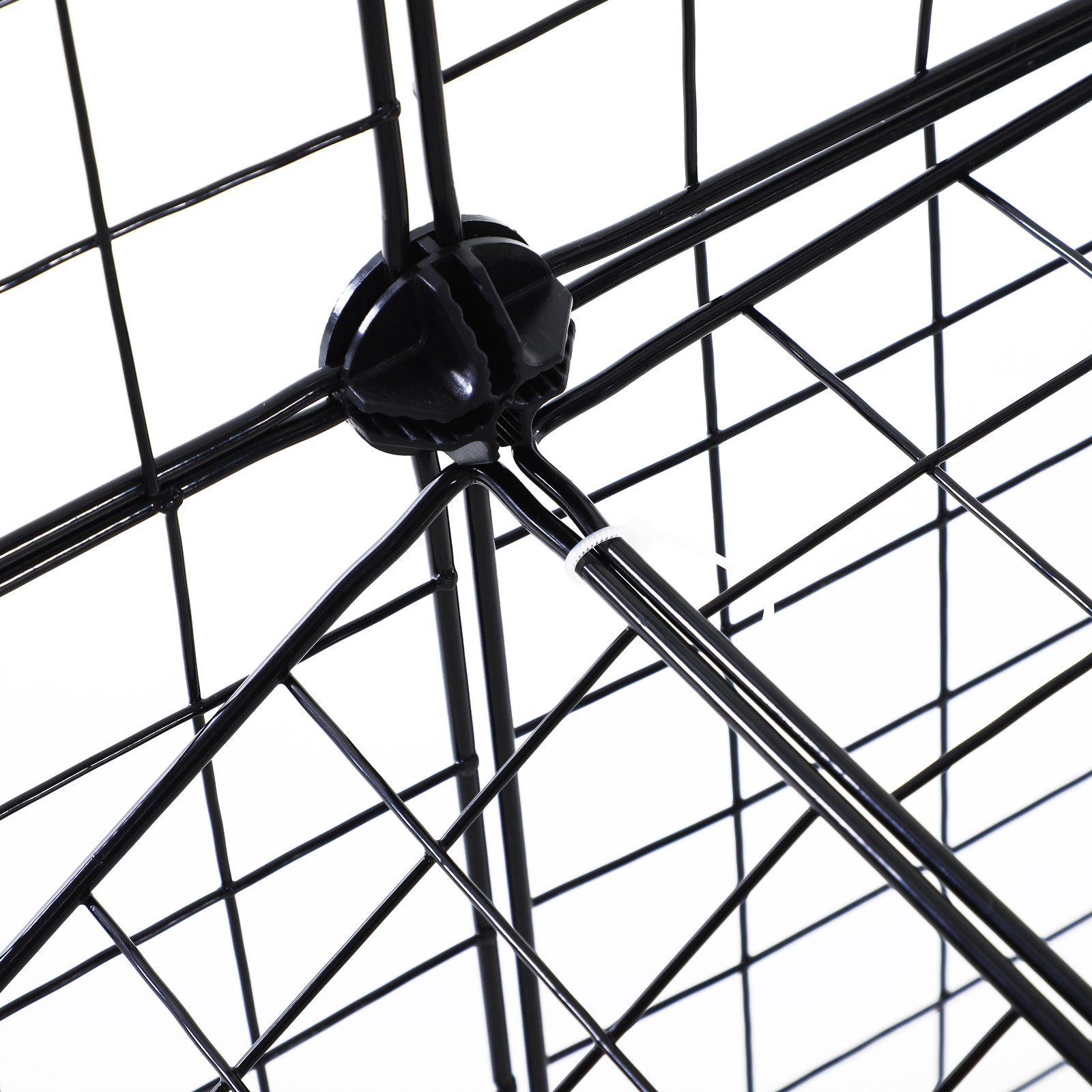 Primer plano de una estructura de rejilla negra con piezas de plástico negro de conexión.