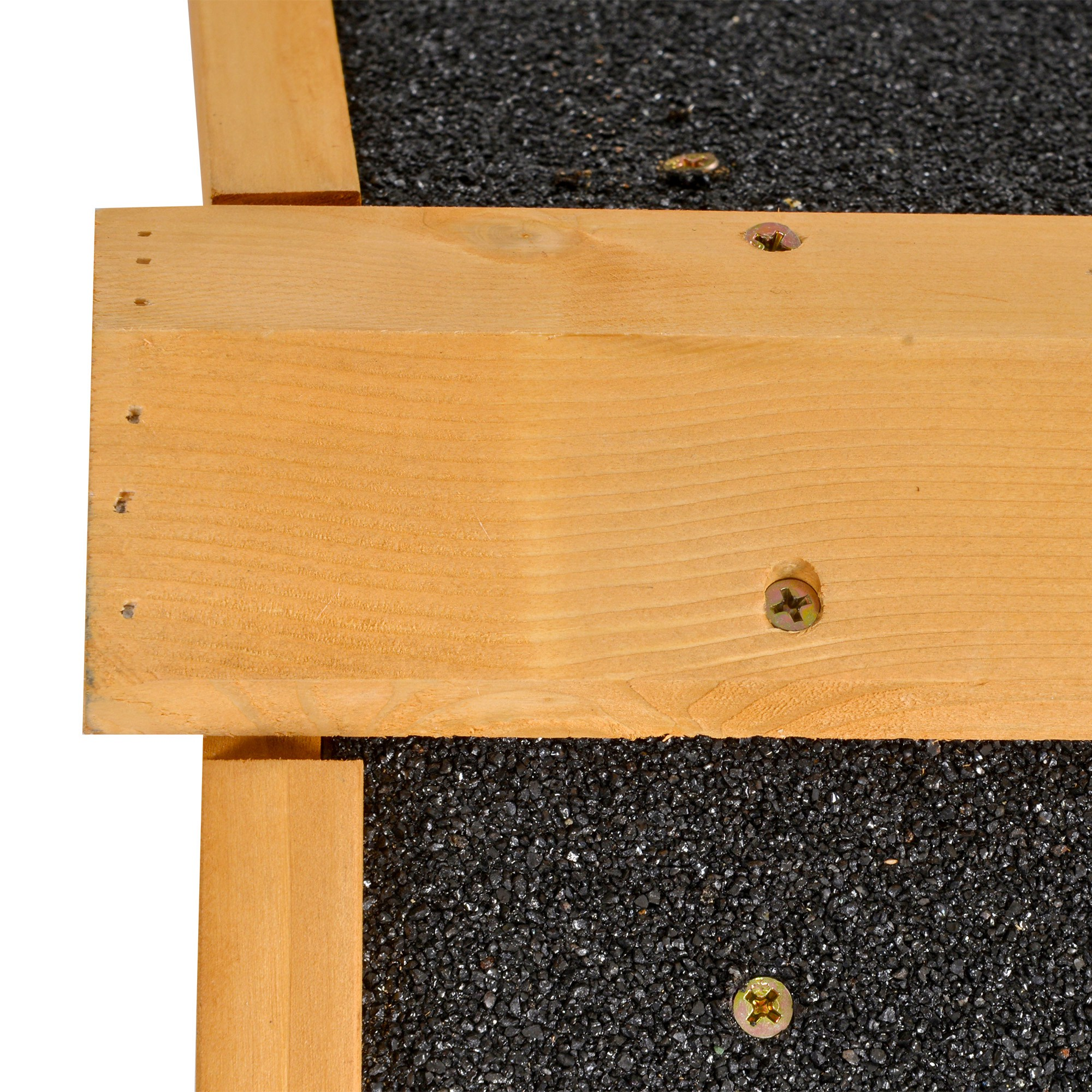 Primer plano de un marco de madera con material de techo negro. Los tornillos son visibles.