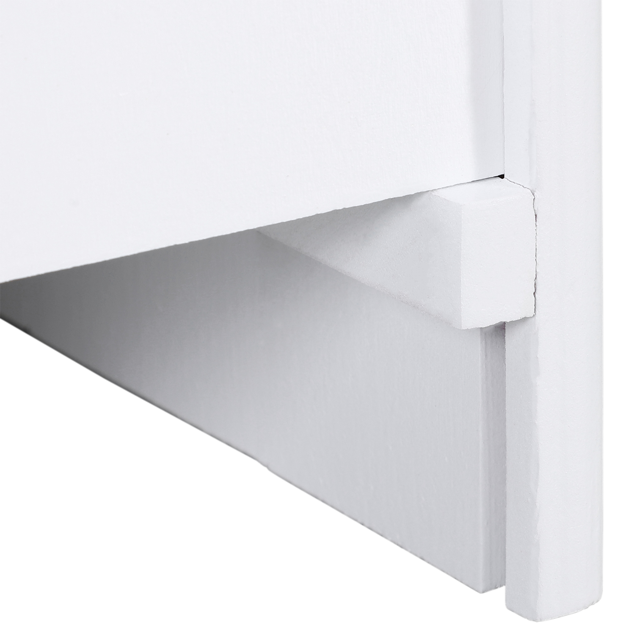 Primer plano de una esquina de estructura de madera pintada de blanco. Diseño limpio y detalles mínimos.