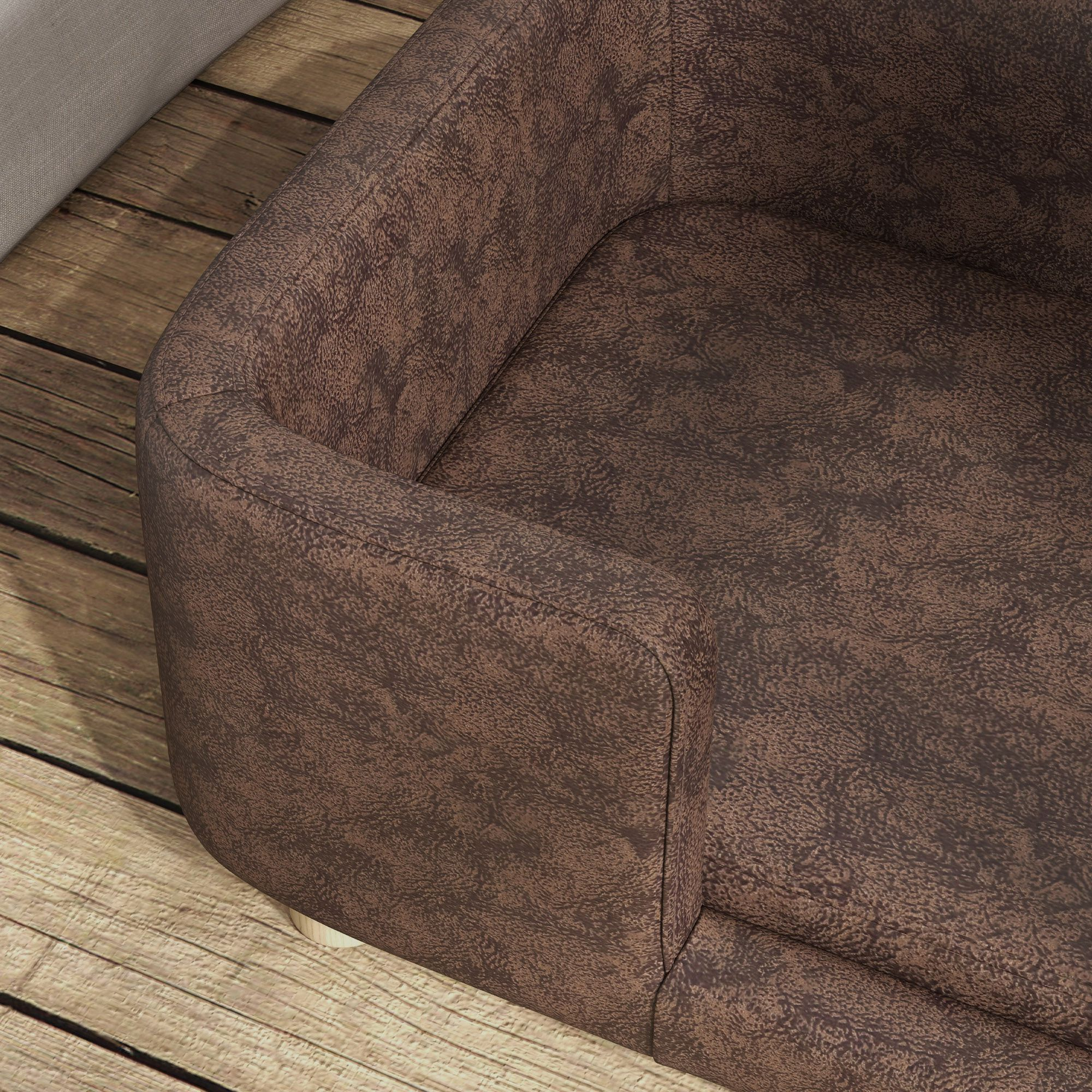 Una cama para perros marrón con laterales curvos, colocada sobre tablones de madera. Primer plano con textura suave.