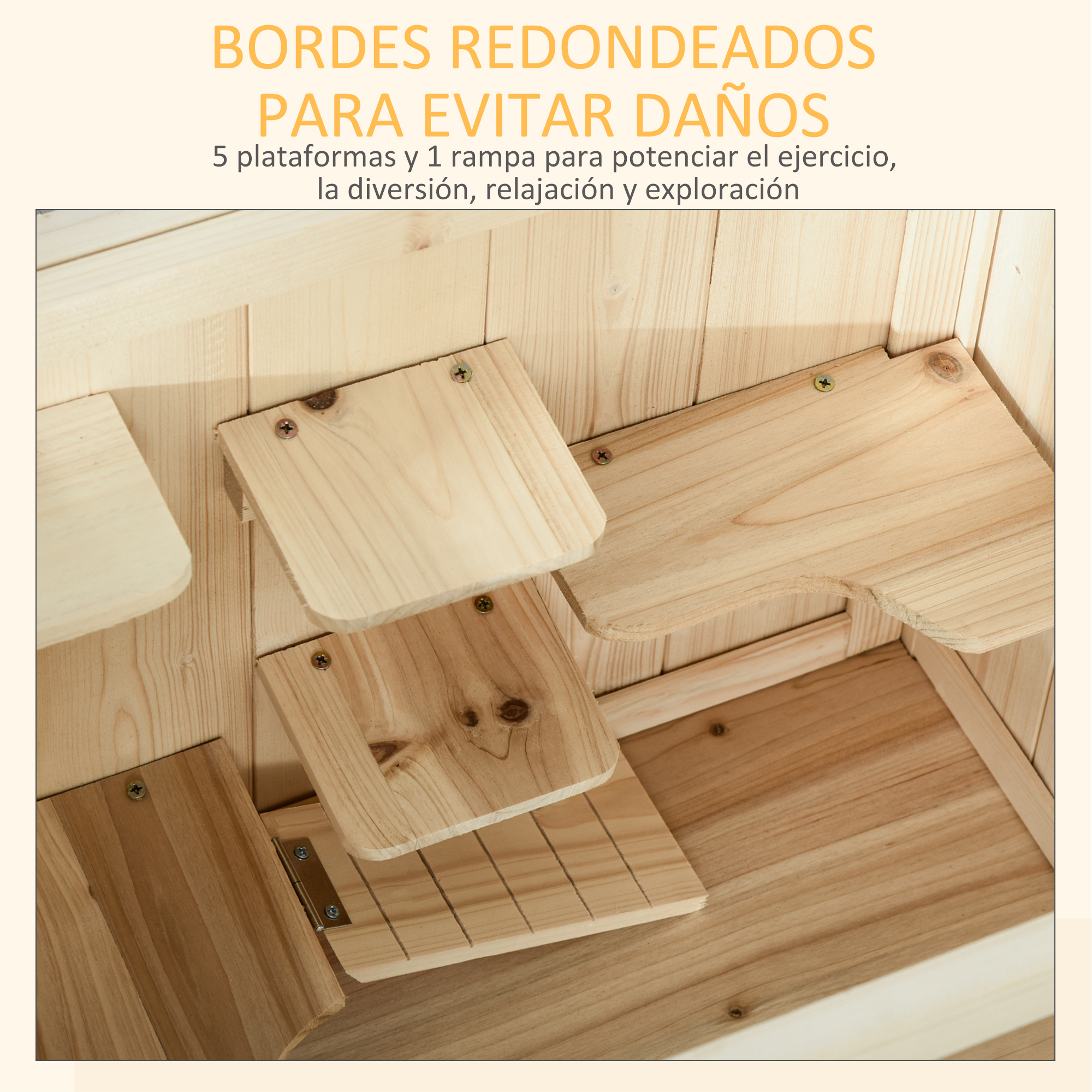 Una estructura de gato de madera con múltiples plataformas y una rampa. Las plataformas son de madera. Tiene bordes redondeados.