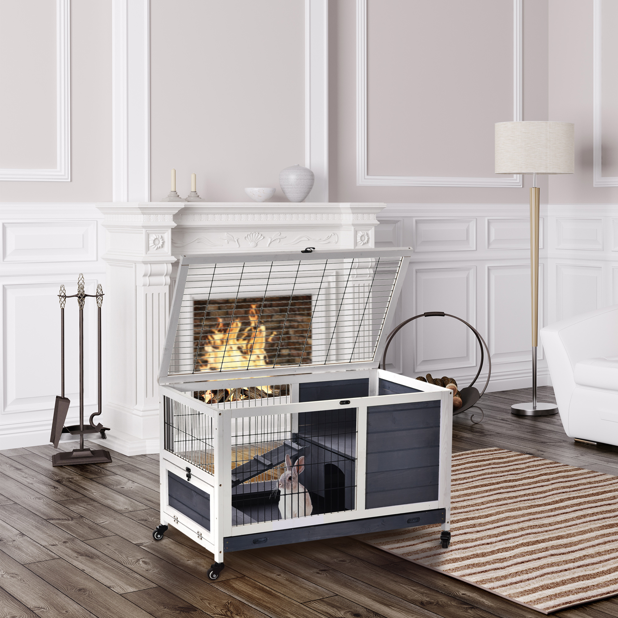Un conejo dentro de una jaula blanca y gris con chimenea y decoración en el fondo.