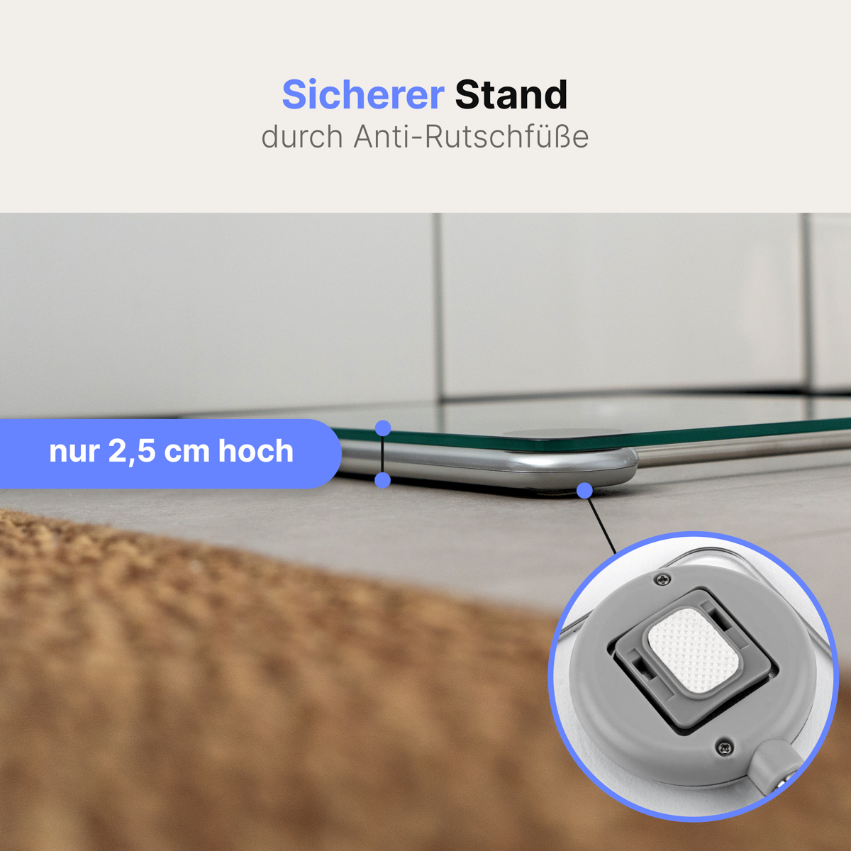 Waga na kafelkach z bliskim ujęciem antypoślizgowej stopy.