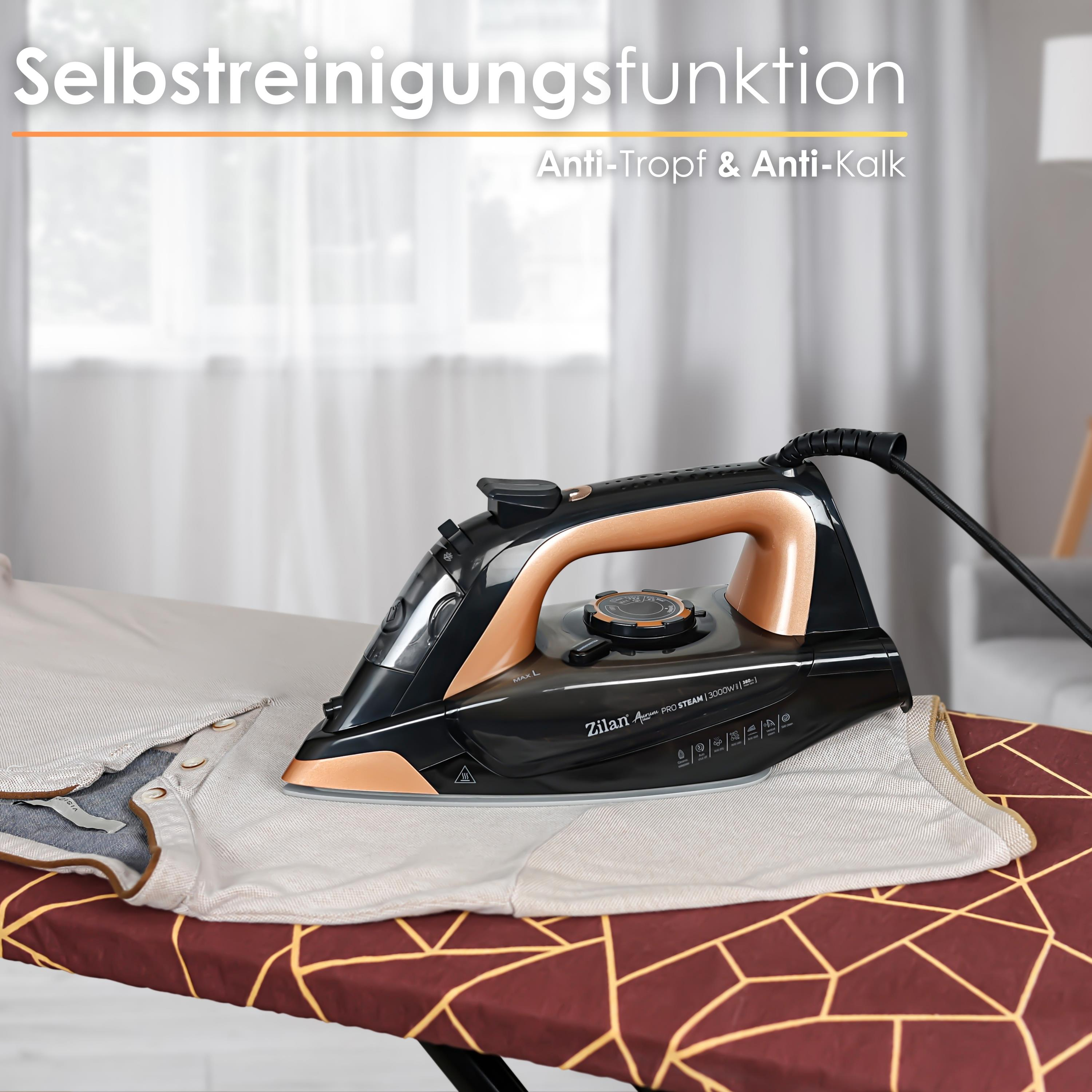 Schwarzes und goldenes Bügeleisen, das ein Hemd auf einem Bügelbrett bügelt. Text auf dem Bügeleisen: Selbstreinigungsfunktion.