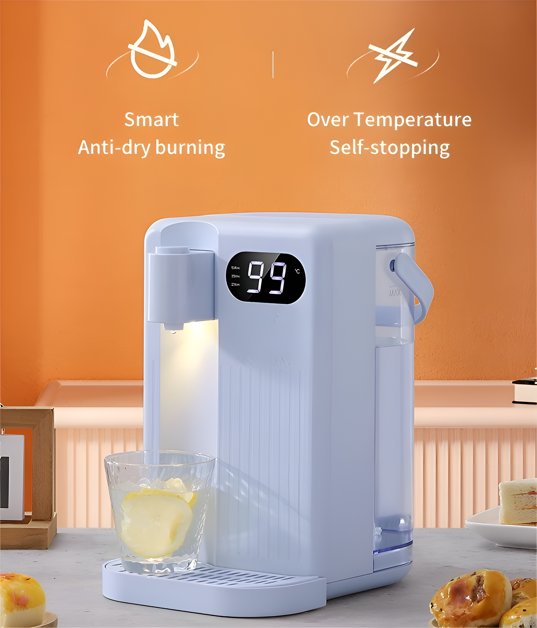 Ein weiß-blauer Wasserspender mit Digitalanzeige, die '99' anzeigt. Ein Glas mit Zitronenscheiben steht daneben.