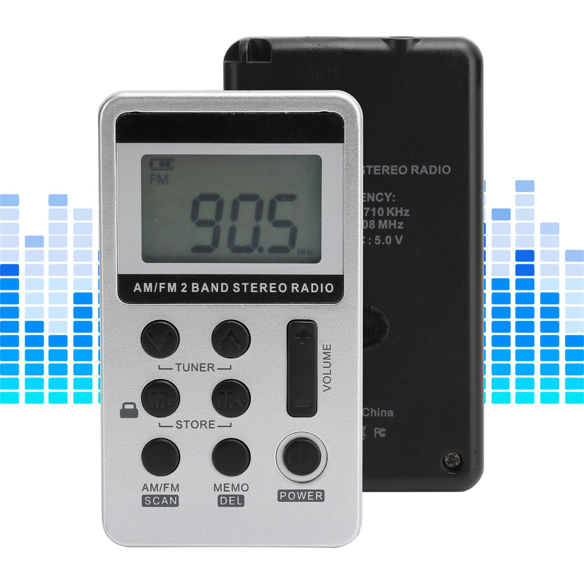 Silbernes AM/FM-Radio mit Knöpfen und Display. Rückseite ist schwarz.