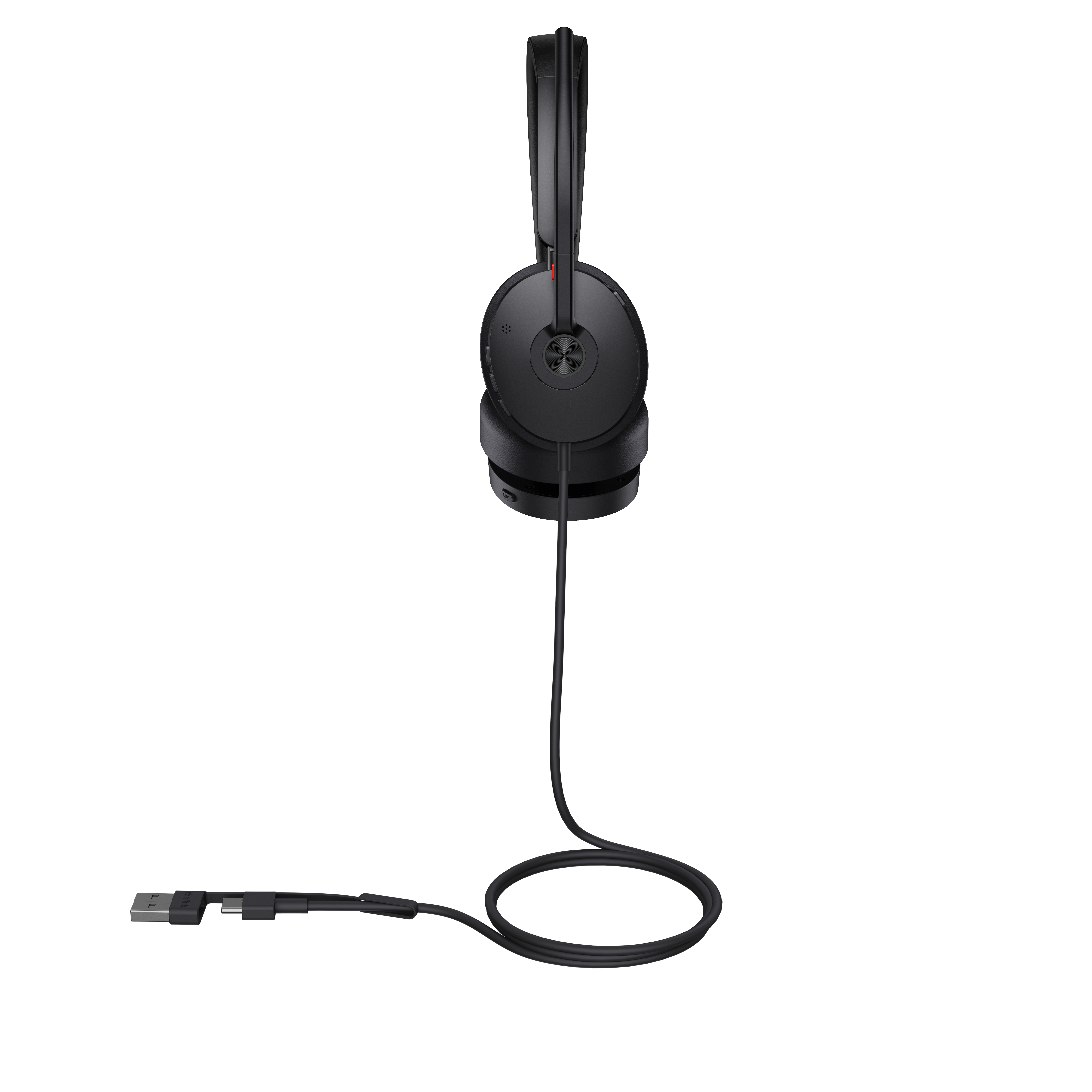 Schwarze Kopfhörer mit Kabel und USB-Anschluss. Weißer Hintergrund.