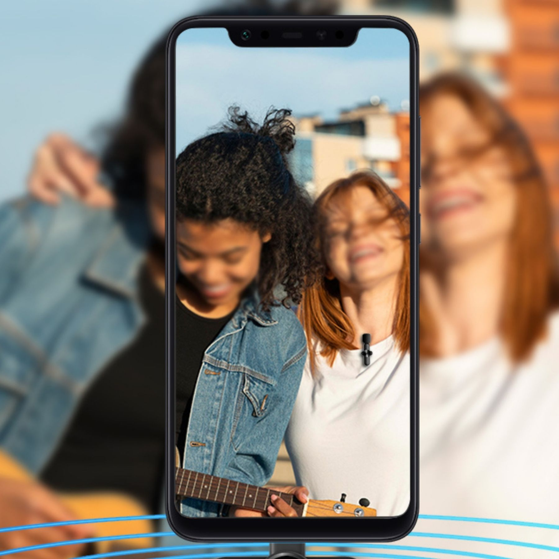 Zwei Personen, eine Frau und ein Mann, lächeln in die Kamera. Sie sind auf einem Telefonbildschirm.