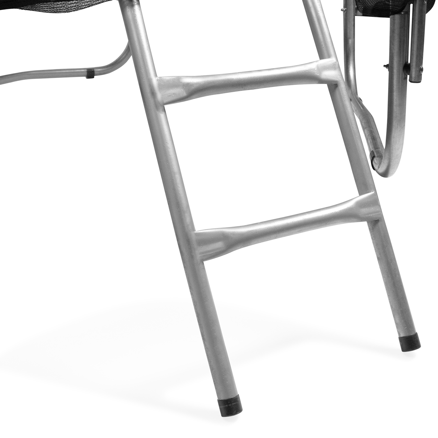 Nahaufnahme einer silbernen Trampolin-Leiter. Zwei Stufen sind sichtbar, mit schwarzen Füßen unten.