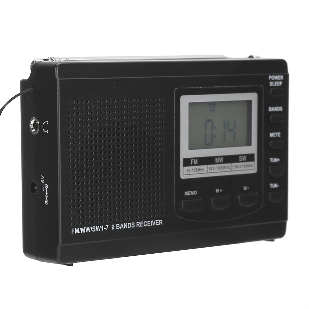 Schwarzes tragbares Radio mit Digitalanzeige und Knöpfen. Weißer Hintergrund.