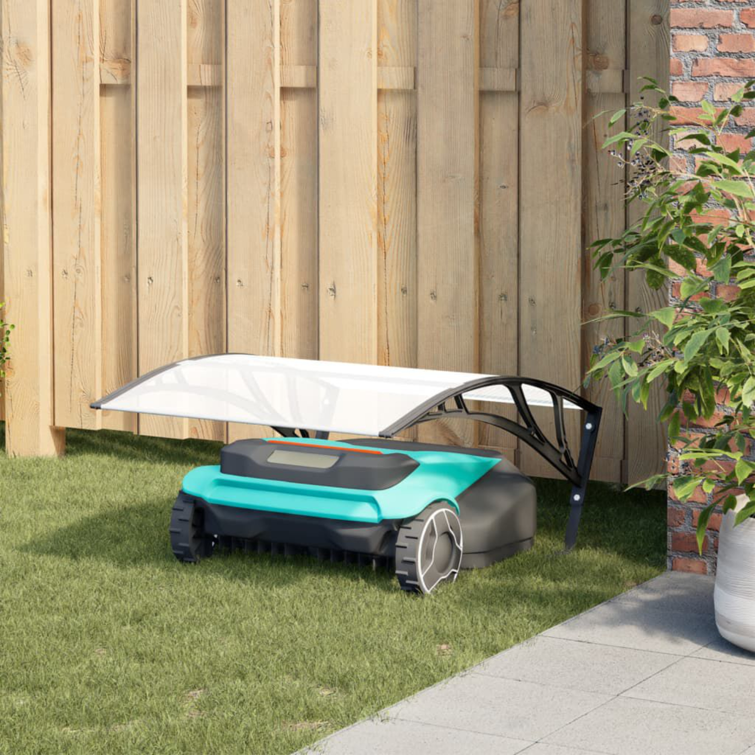 Robot-Rasenmäher unter einem Vordach auf einem grünen Rasen neben einem Holzzaun.