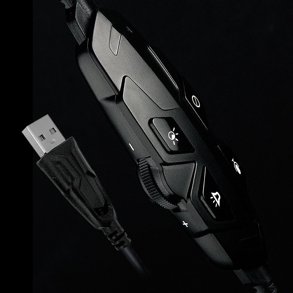 Zwart headset-bedieningspaneel met verschillende knoppen en een USB-kabel.