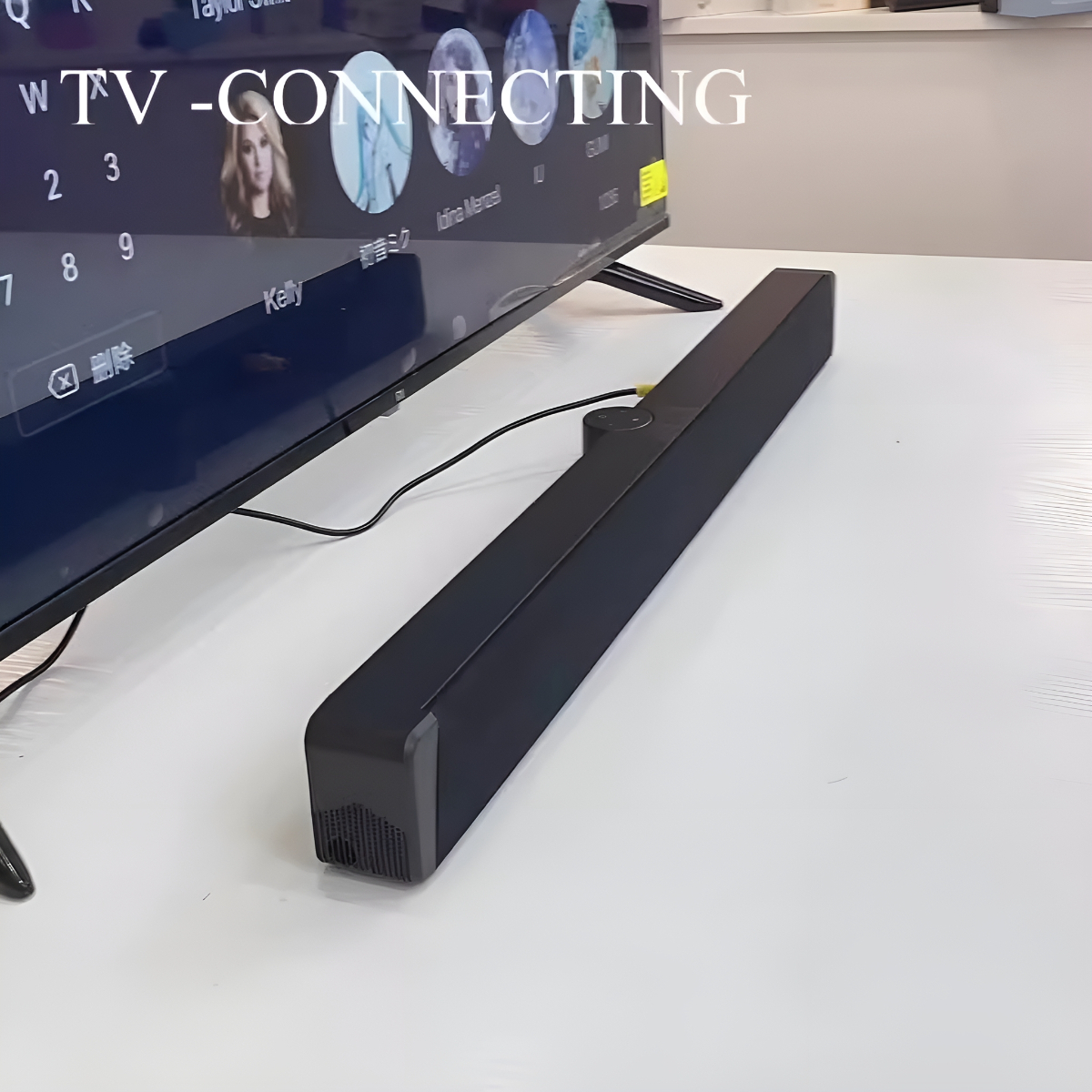 Eine schwarze Soundbar vor einem Fernseher platziert und angeschlossen.