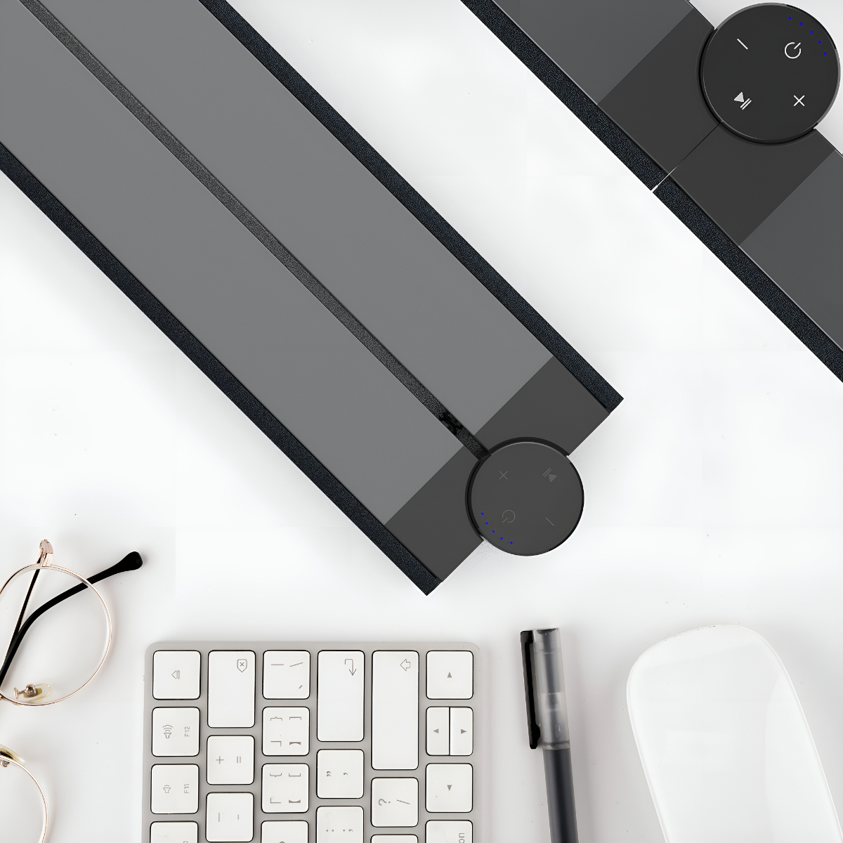 Draufsicht auf Schreibtischartikel: Tastatur, Maus, Controller, Stift, Brille. Artikel sind schwarz und weiß.