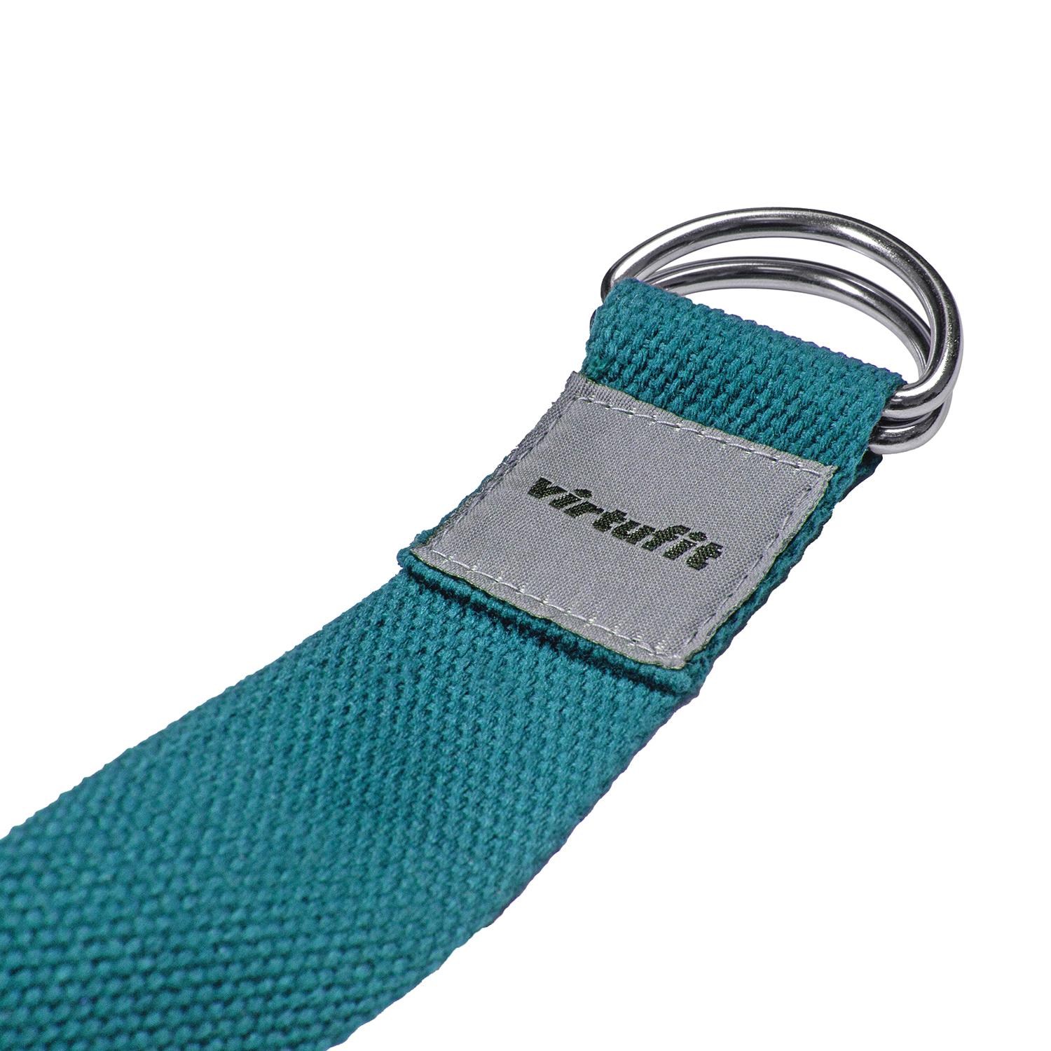 Türkisfarbener Yogagurt mit silbernen Metallringen. Grauer Aufnäher mit dem Wort 'virtuff'. Weißer Hintergrund.