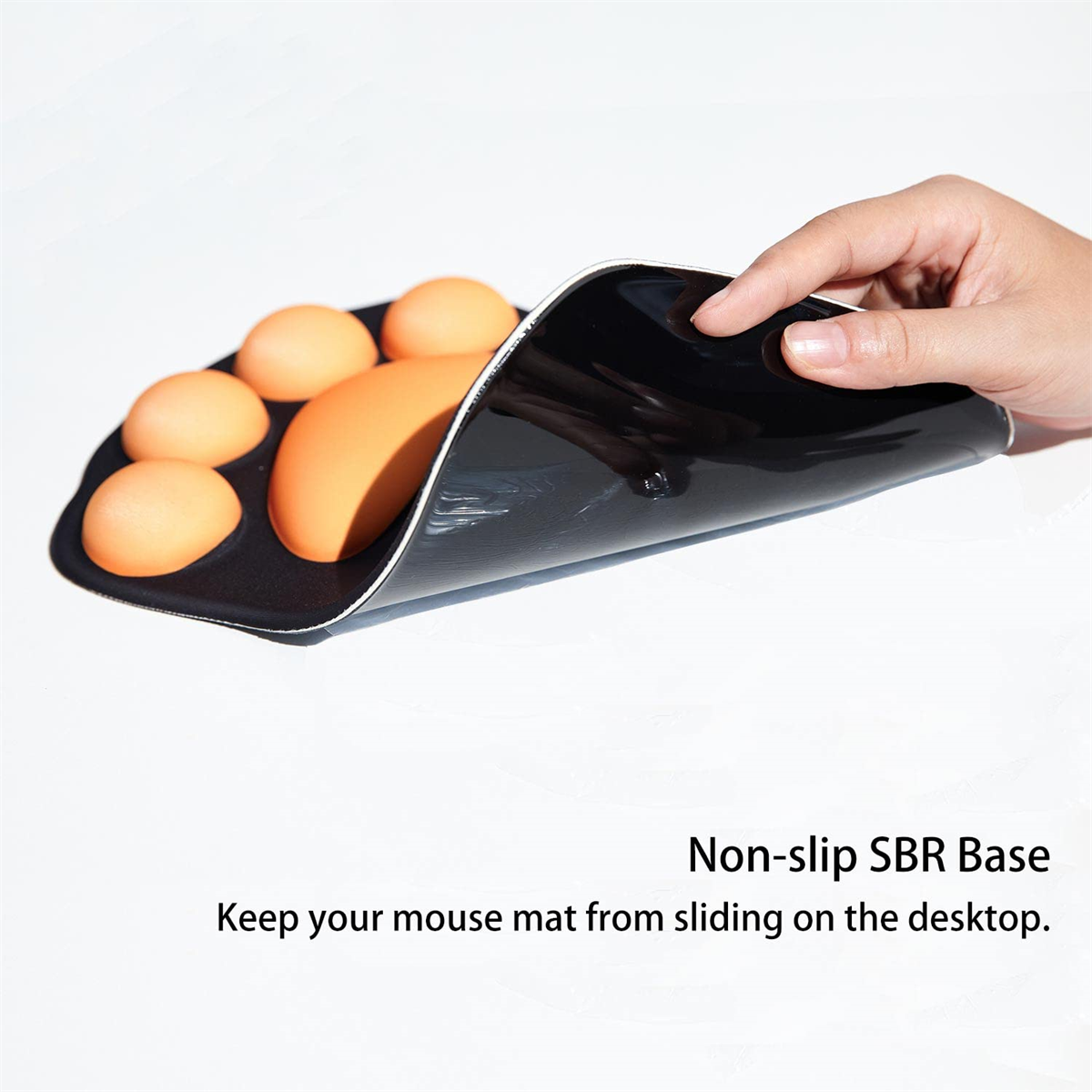 Ein schwarzes Mousepad mit orangefarbenem eiförmigem Design. Eine Hand hebt das Pad an.