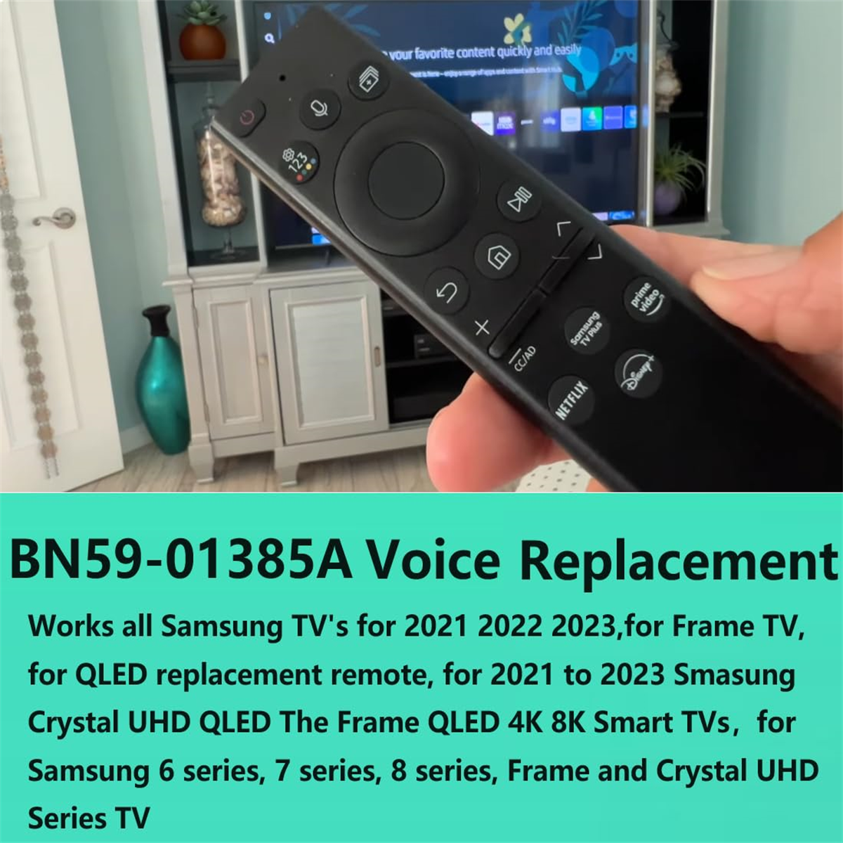 Schwarze Fernbedienung mit vielen Knöpfen. Text: 'BN59-01385A Voice Replacement'. Vor einem Fernseher.
