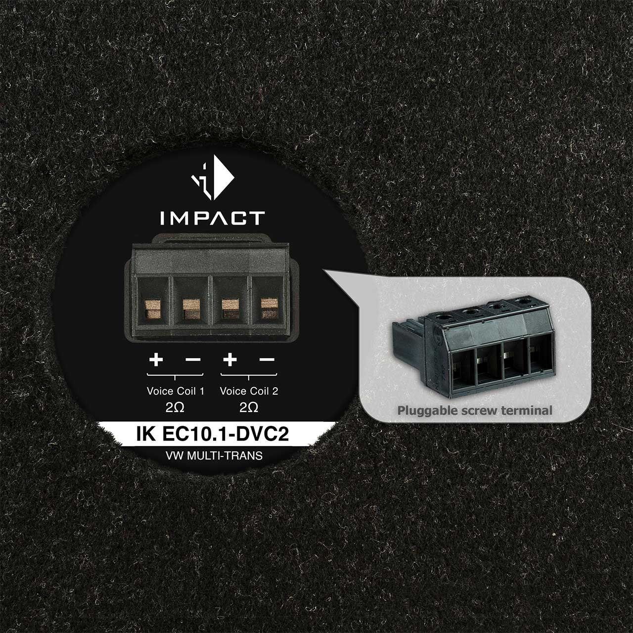 Schwarze Lautsprecheranschlüsse mit Stecker. Text sagt "IMPACT". Schwarzer Hintergrund.