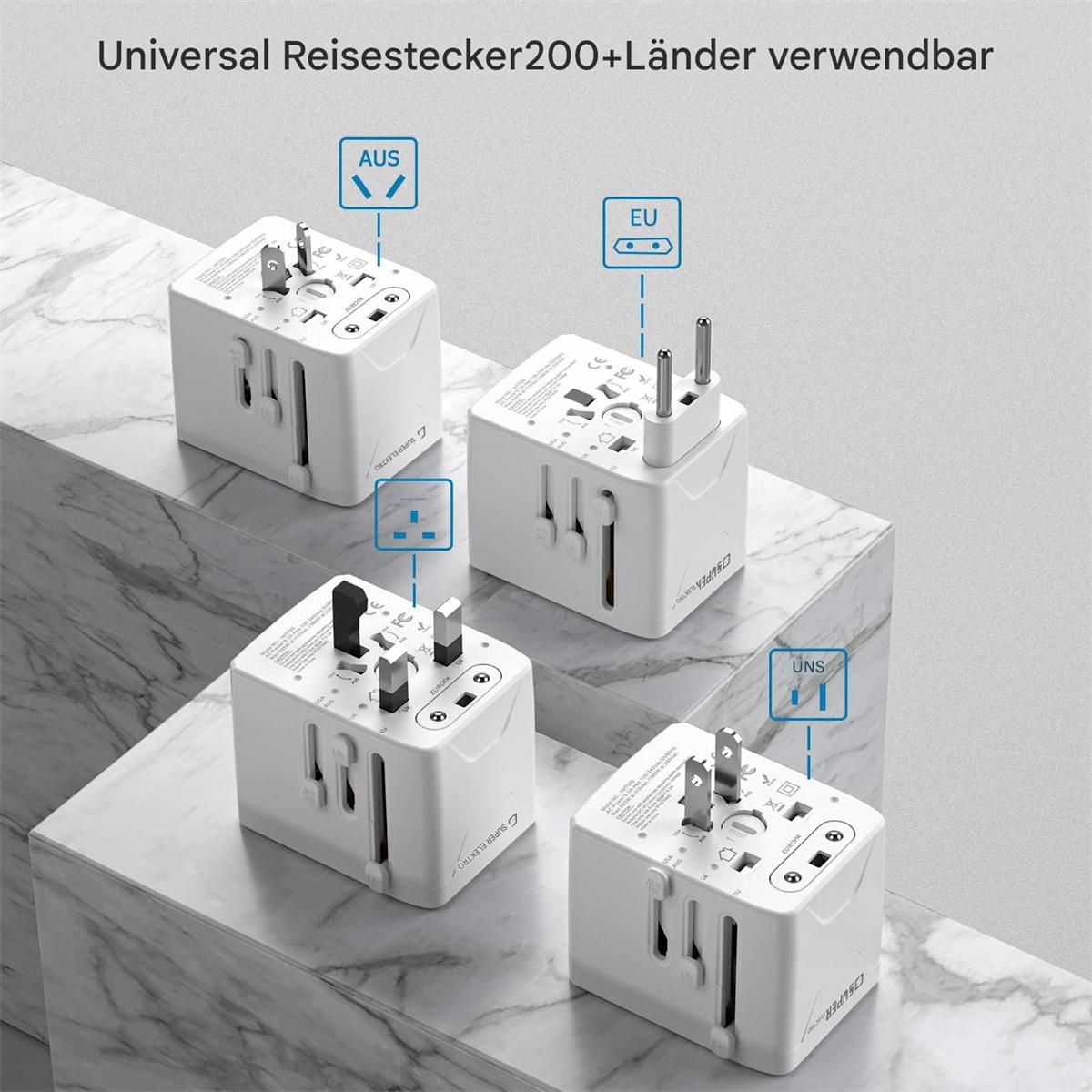 Vier weiße Universal-Reiseadapter mit verschiedenen Steckertypen und Beschriftungen.