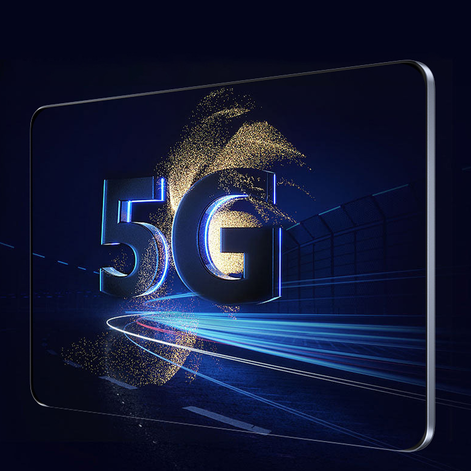 5G-Logo mit blauem und goldenem Thema auf einem Bildschirm. Lichter und eine Straße im Hintergrund.